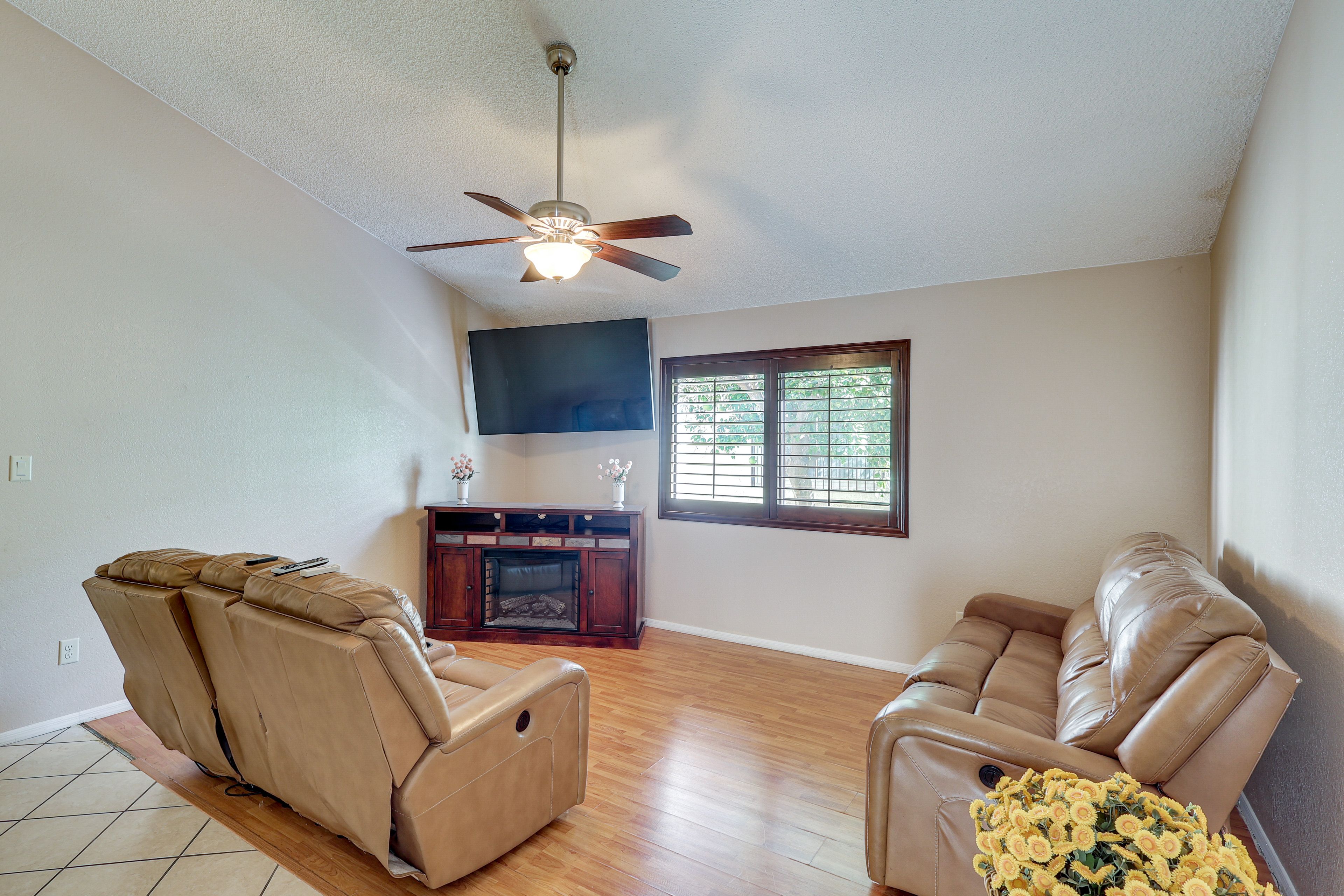 Living Room | Free WiFi | Smart TV