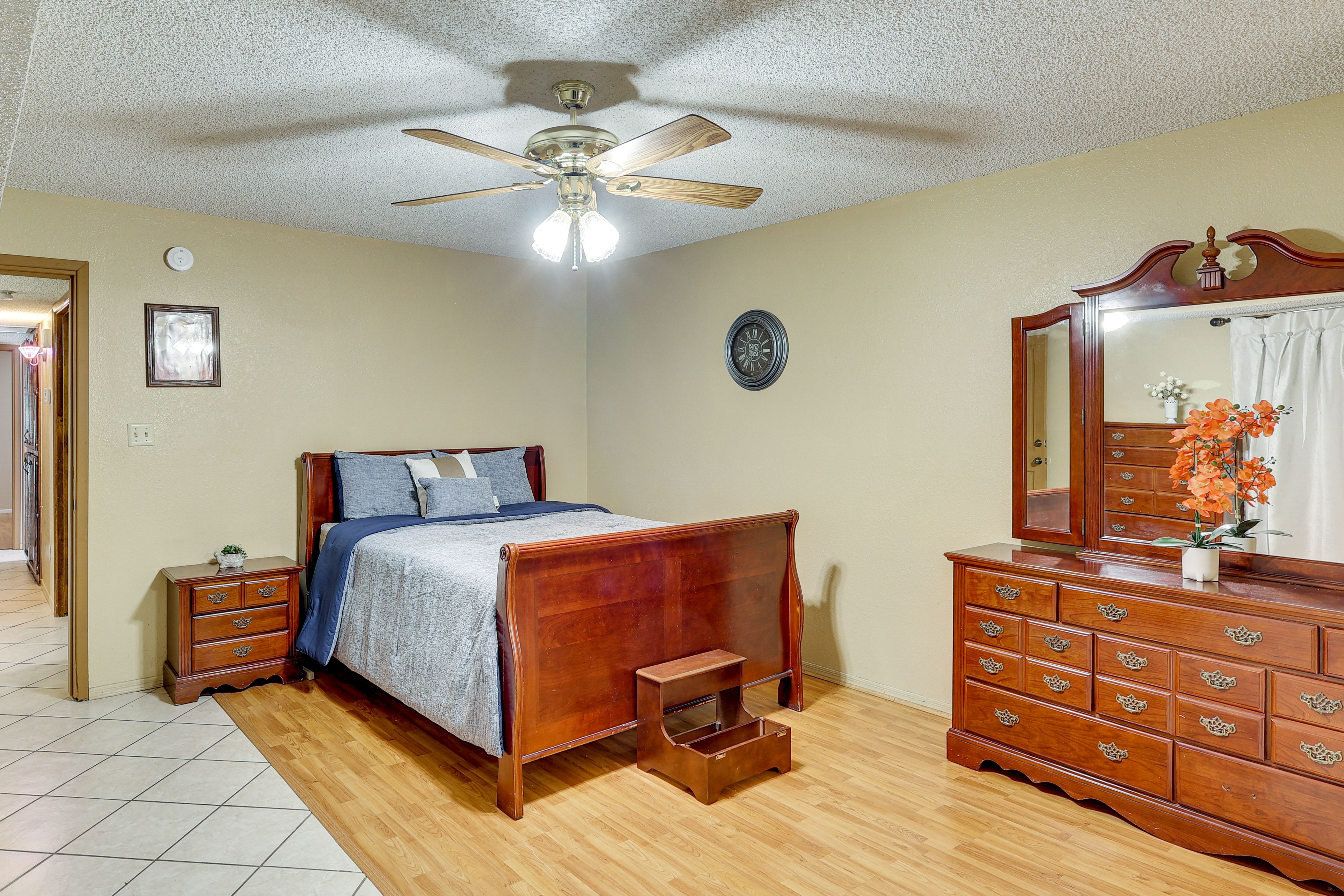 Bedroom 1 | Queen Bed | En-Suite Bathroom