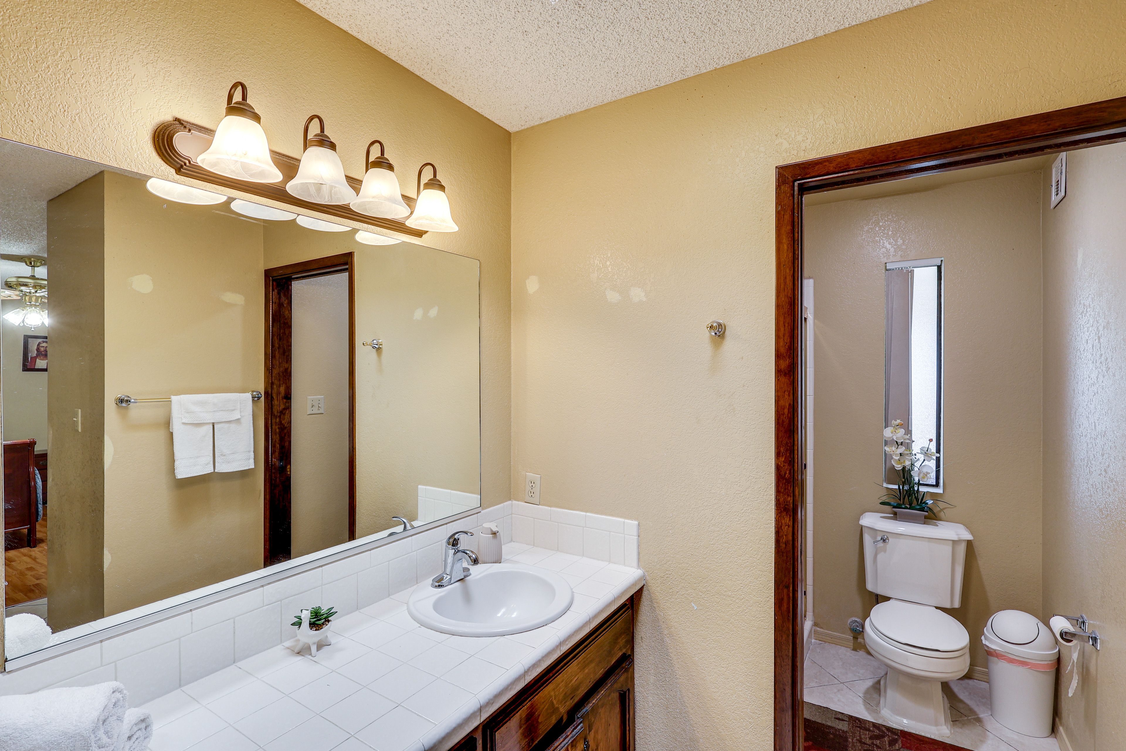 Full Bathroom | Towels Provided