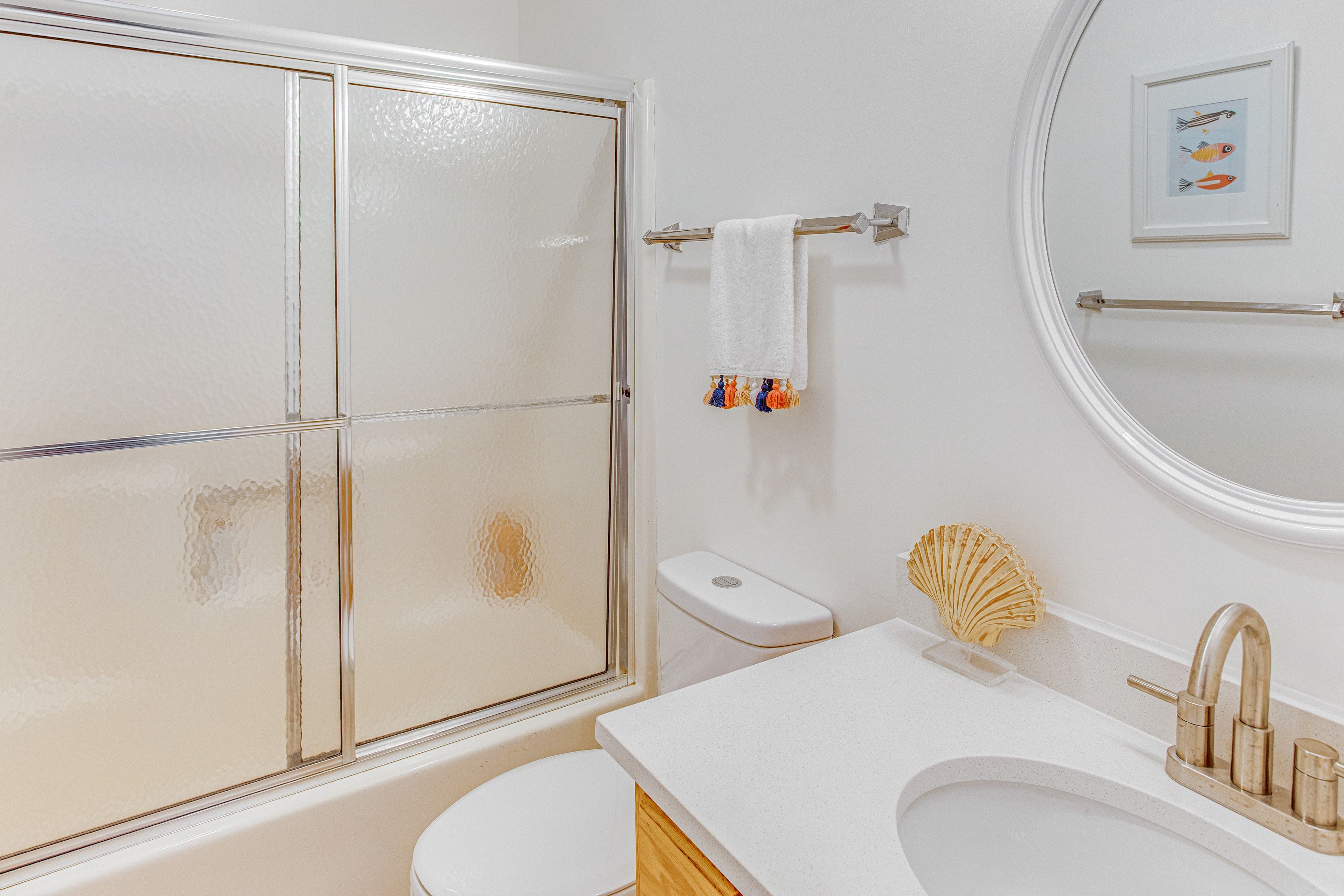 Full Bathroom | 1st Floor | Towels Provided