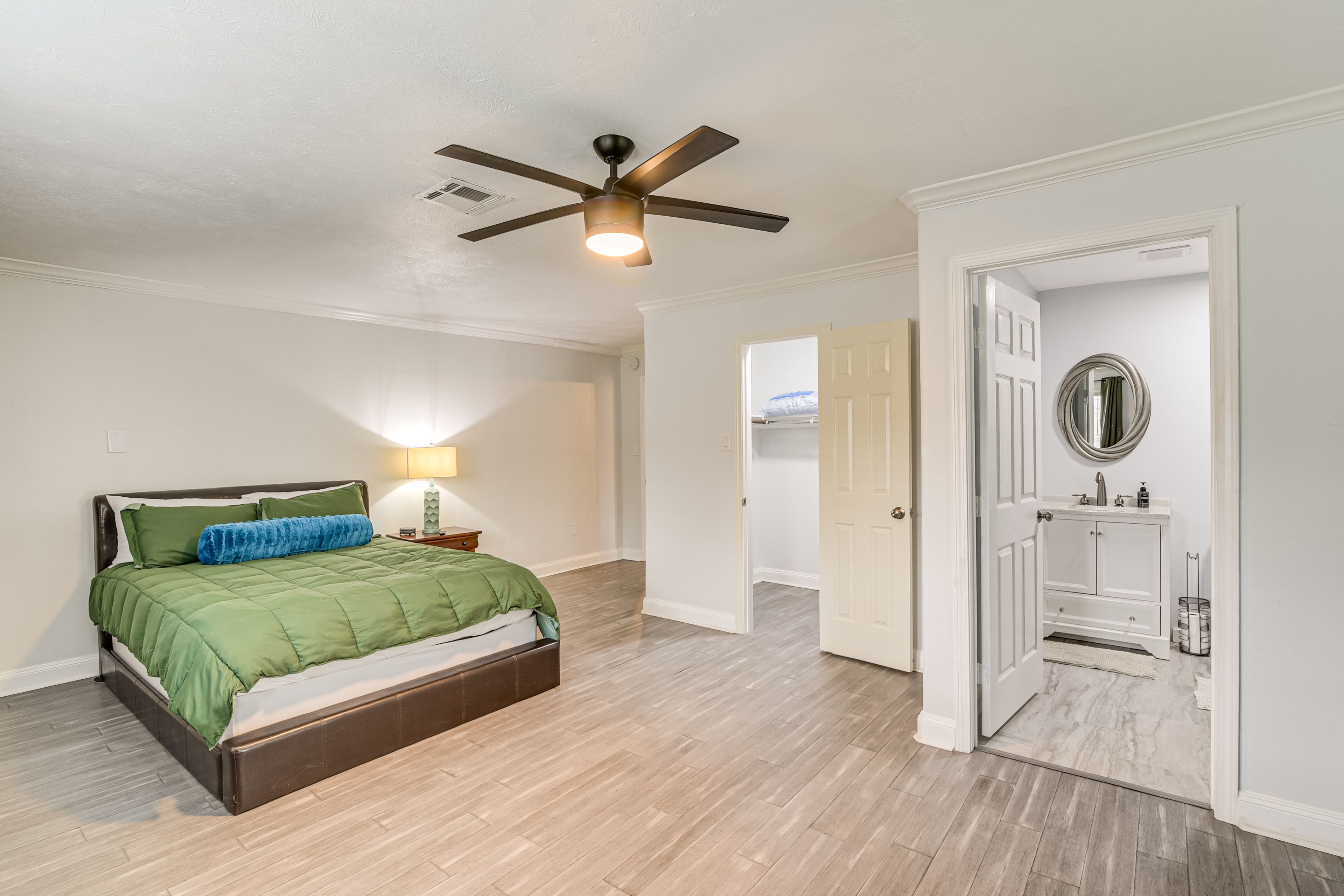 Bedroom 1 | Queen Bed | Smart TV