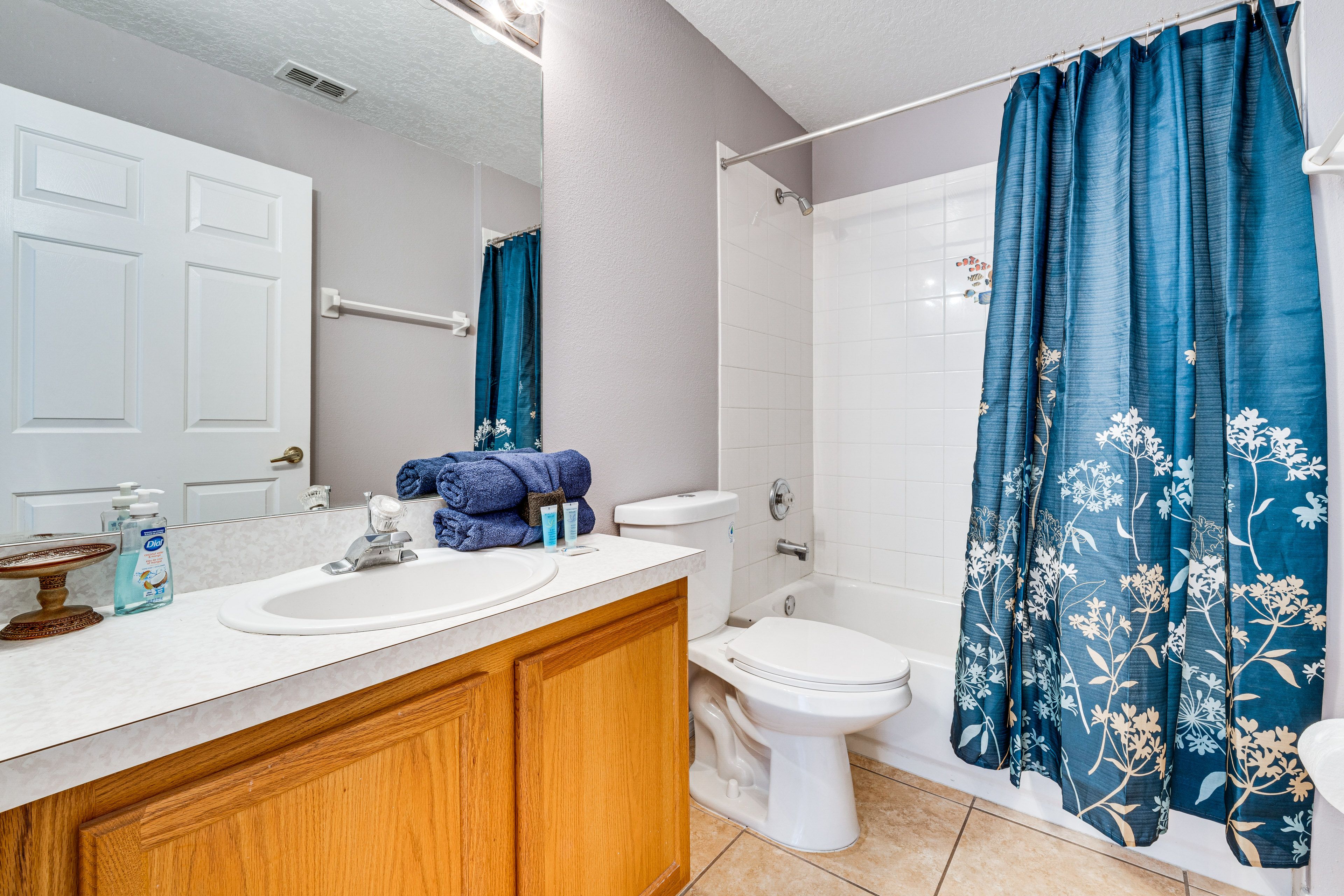 Full Bathroom | Complimentary Toiletries | Towels Provided