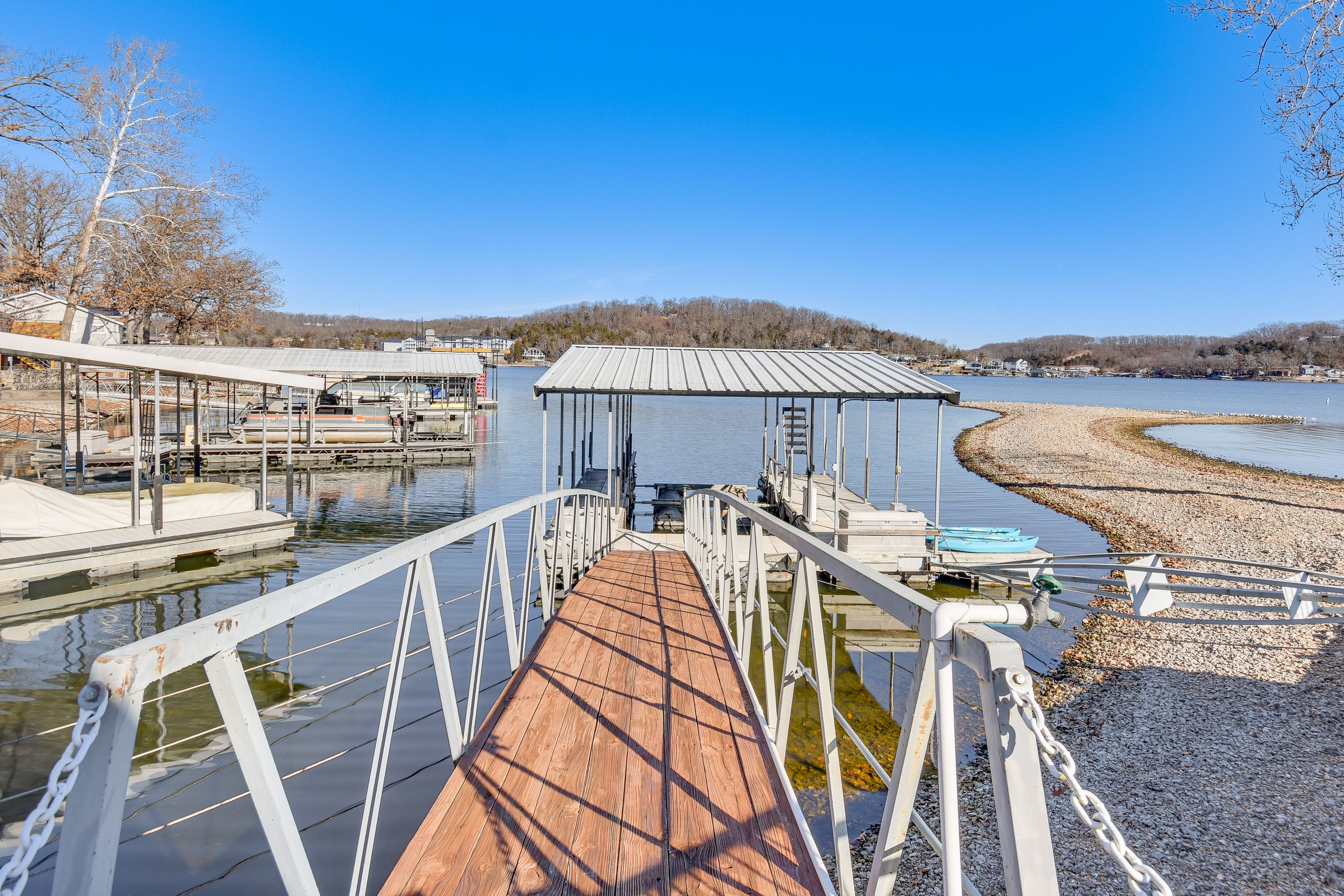 Boat Dock | Flat-Bottomed Boats/Pontoons Up to 26' | Jet Ski Lift