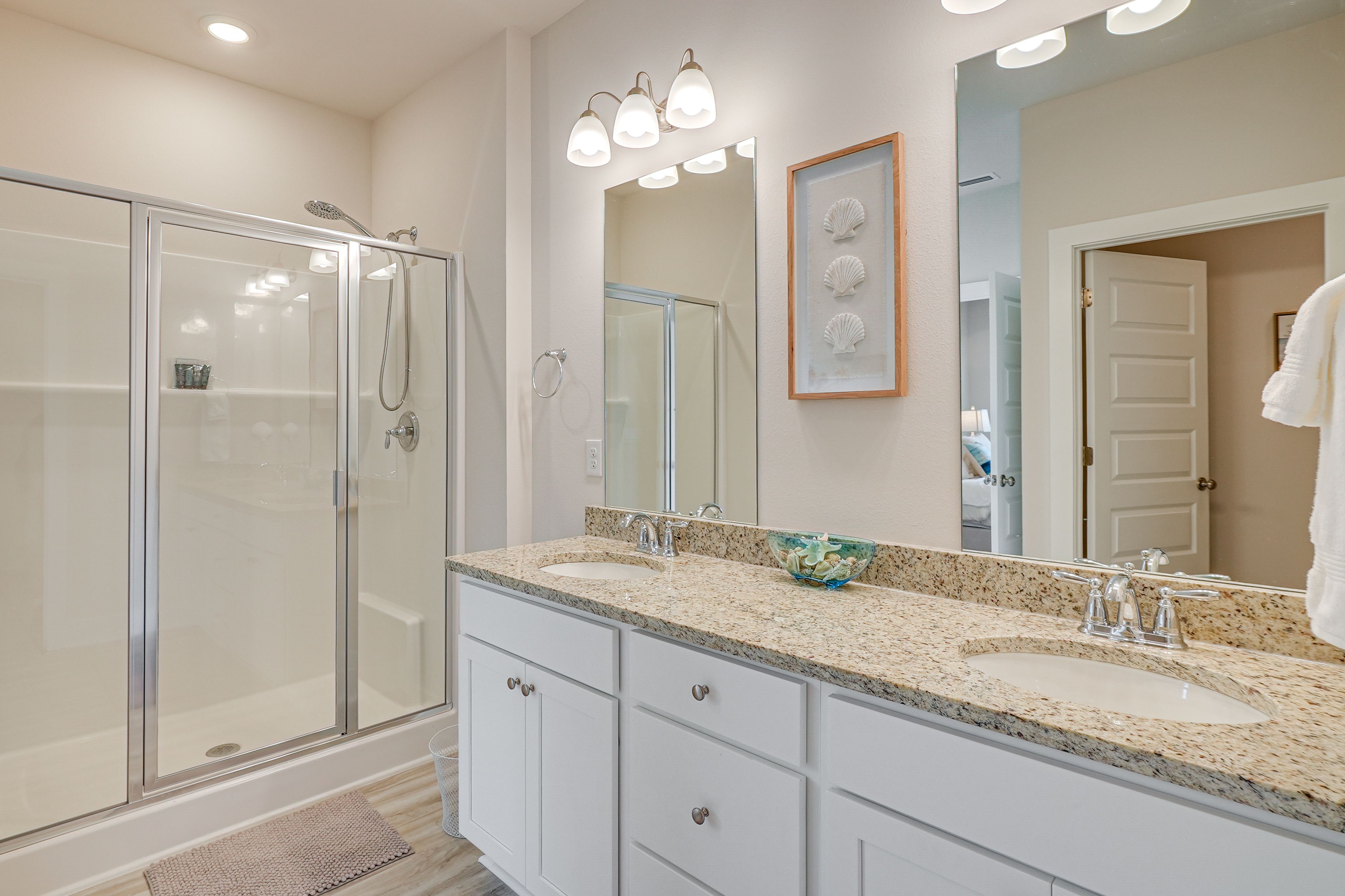 Full Bathroom | Towels Provided