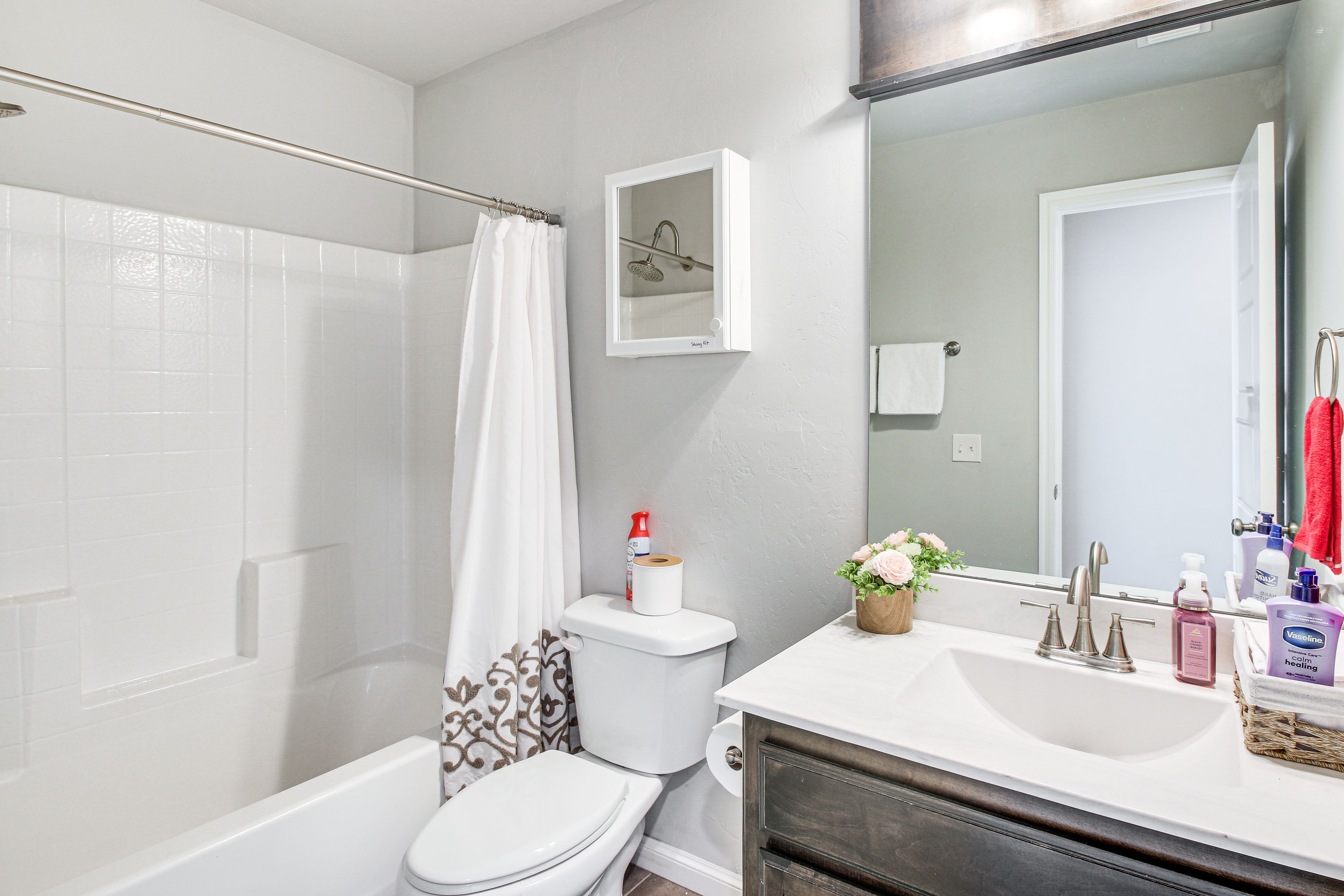 Full Bathroom | Towels Provided