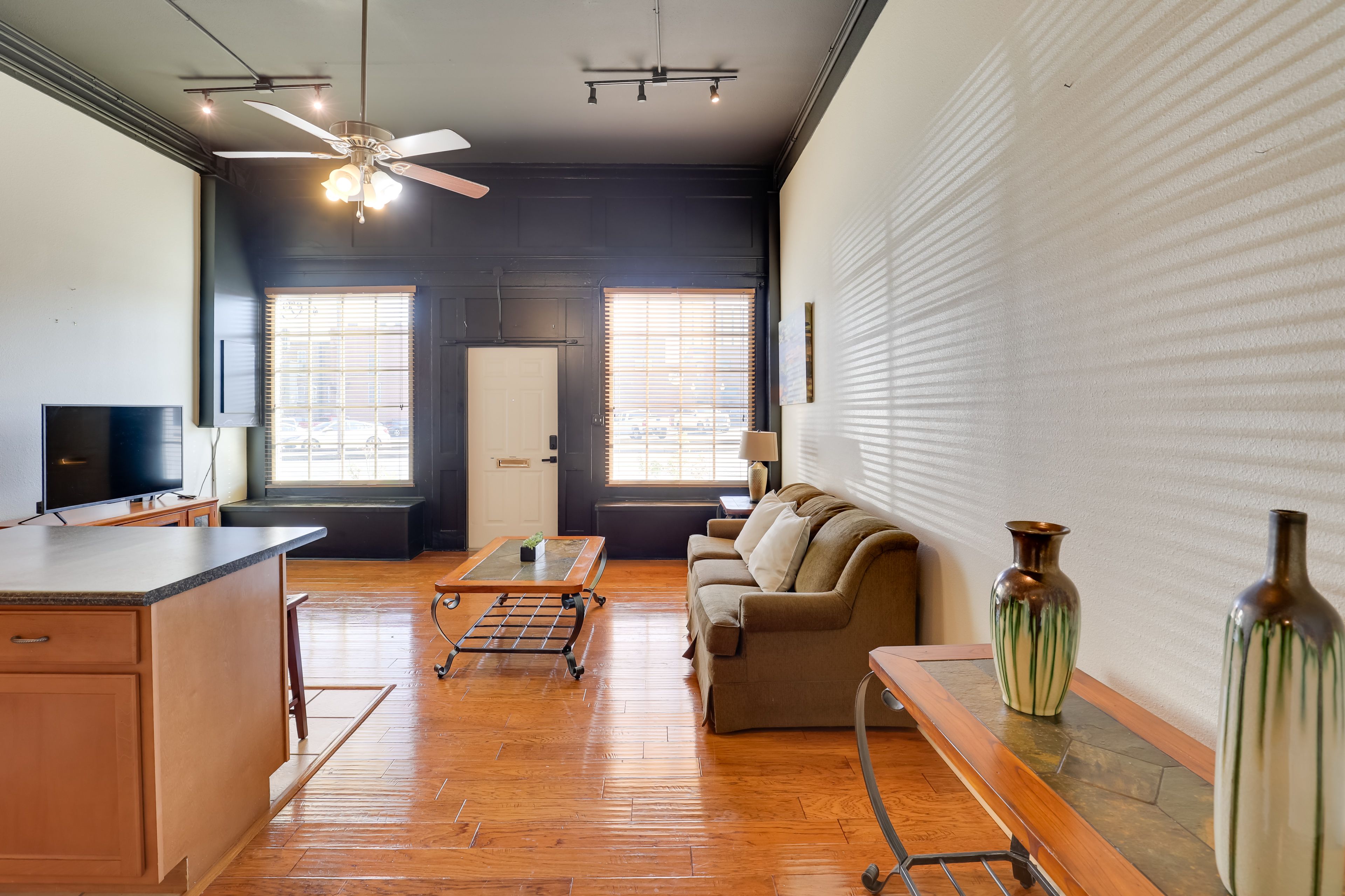 Living Room | Smart TV | Central Air Conditioning/Heat