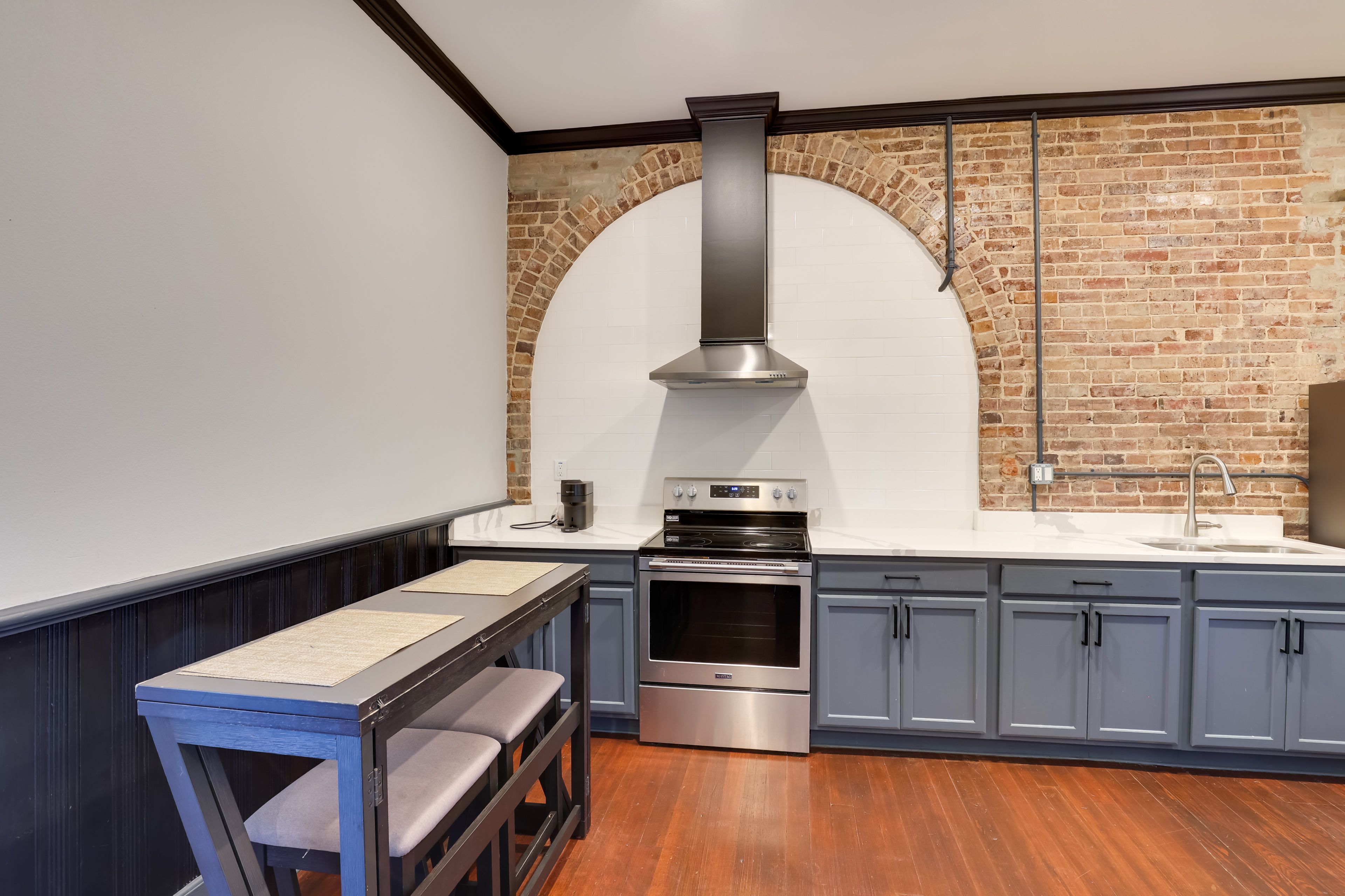 Dining Area | Dishware/Flatware Provided