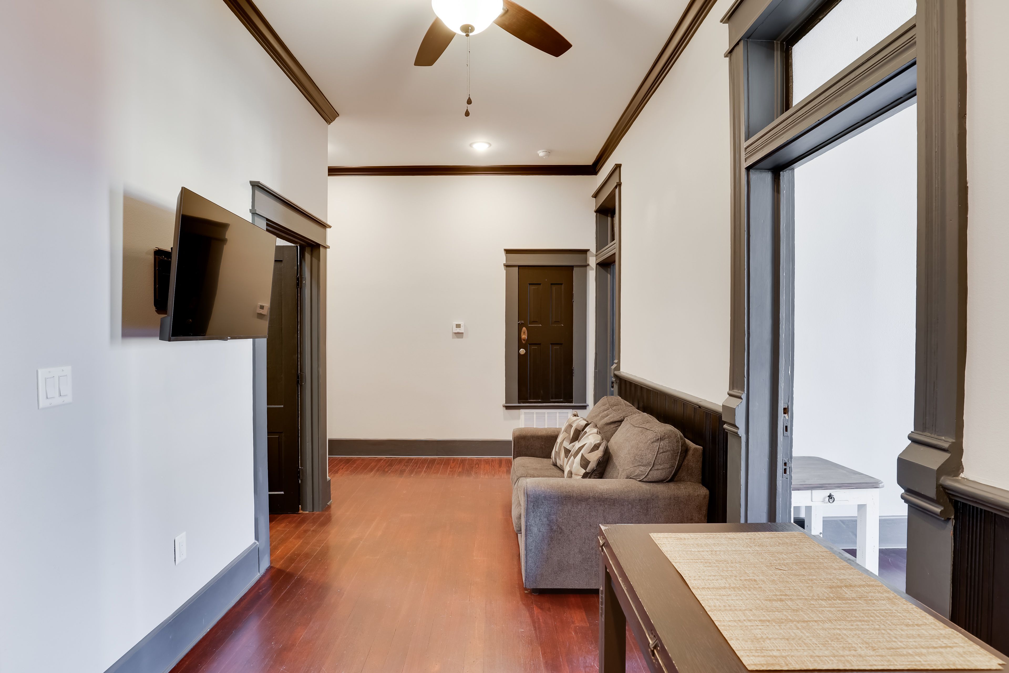 Living Area | Smart TV | Free WiFi | Central Air Conditioning/Heat