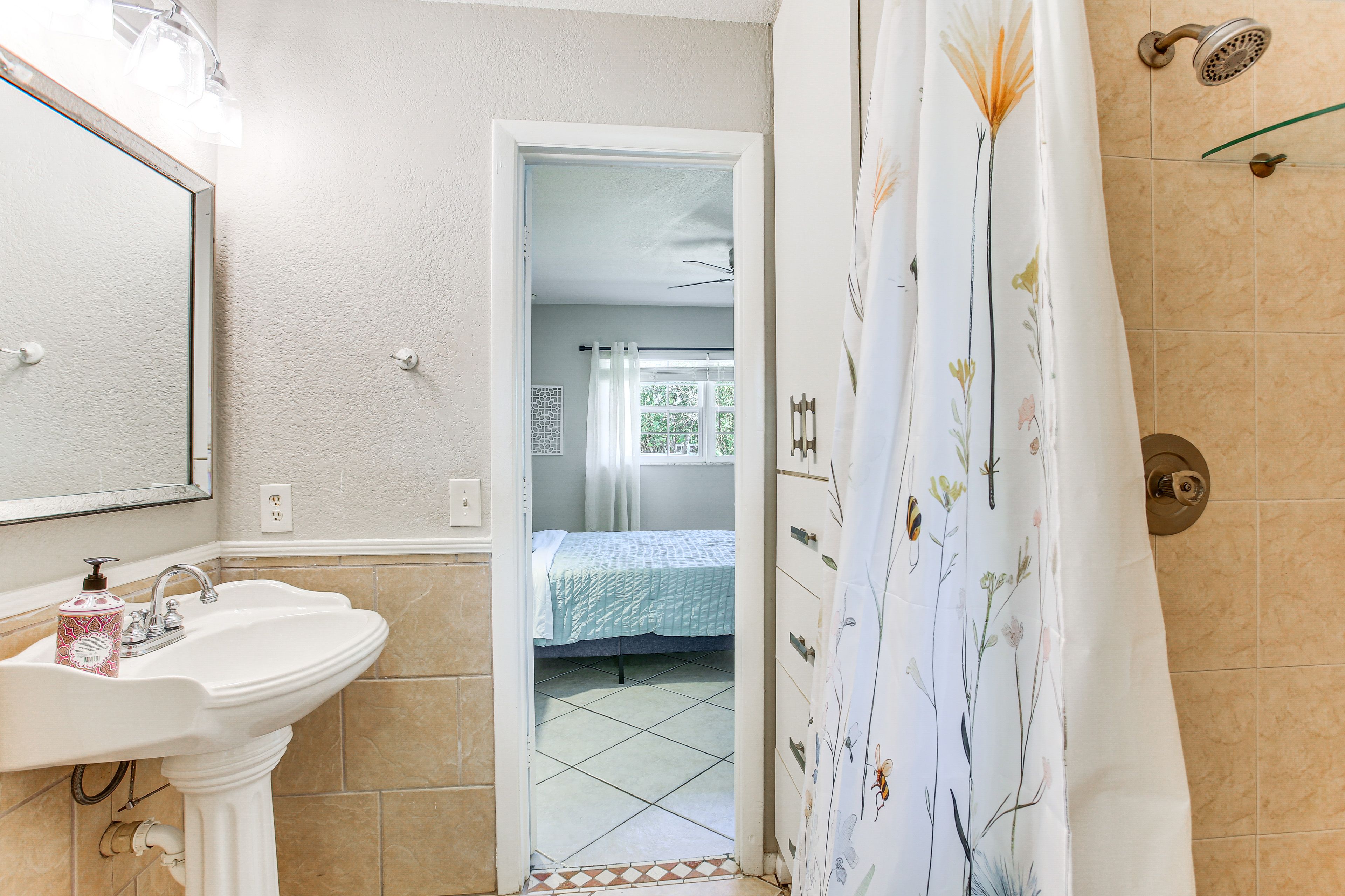 Full Bathroom | Complimentary Toiletries | Towels Provided