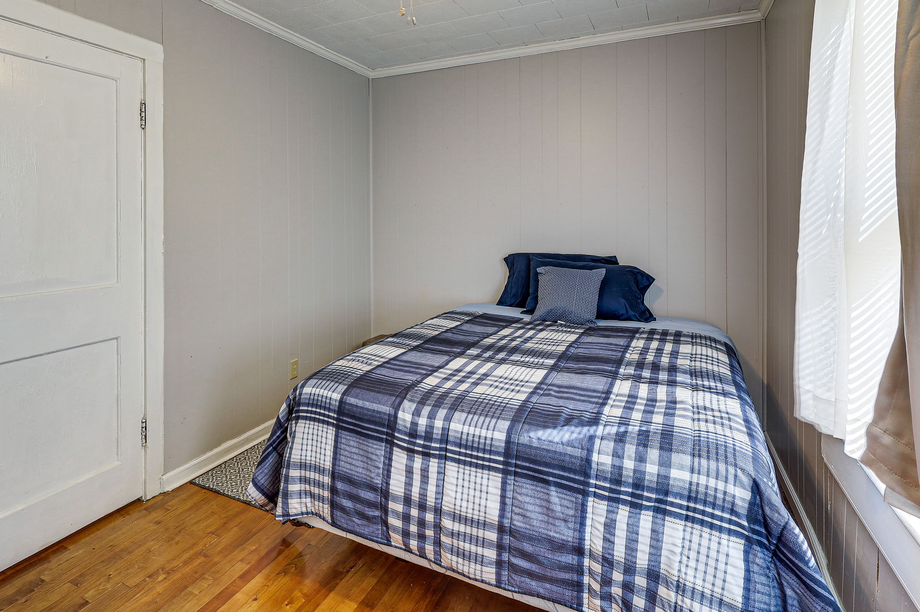 Bedroom 2 | Queen Bed