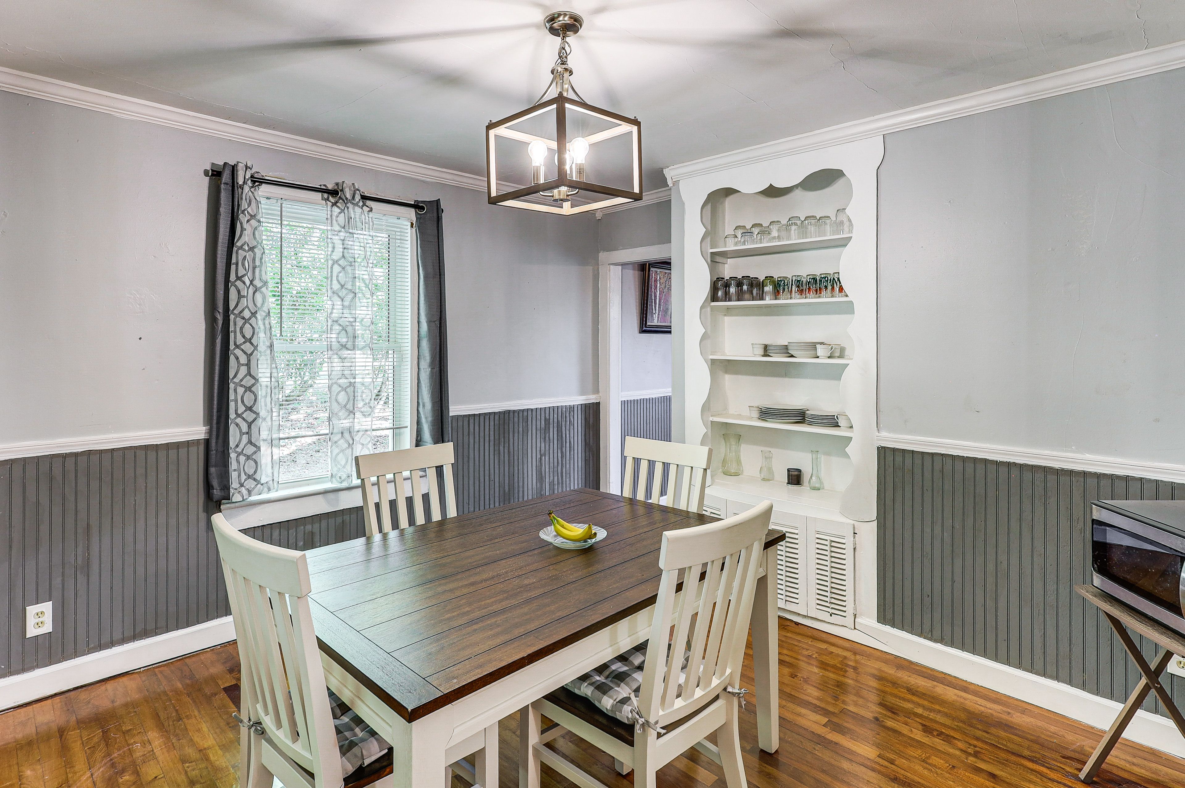 Dining Area | Central Heat & A/C | Free WiFi