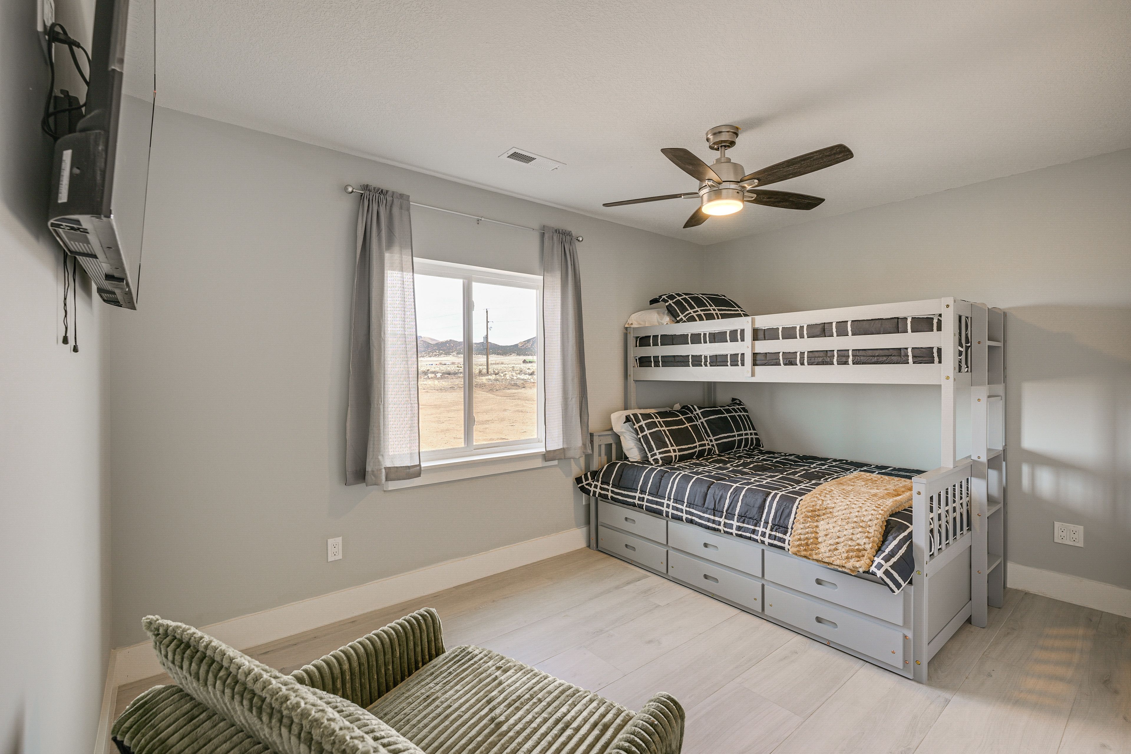 Bedroom 2 | Twin/Full Bunk Bed w/ Twin Trundle