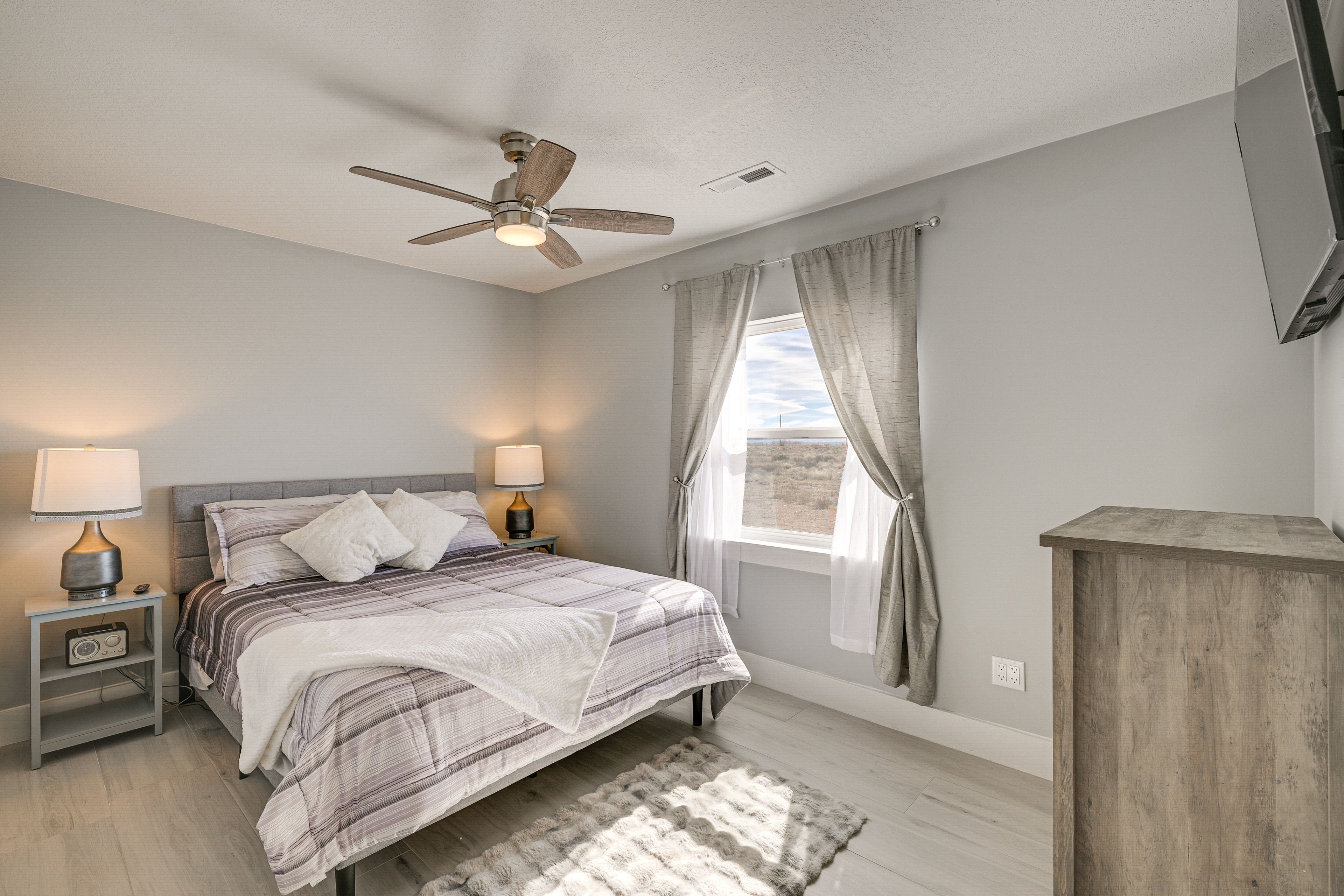 Bedroom 1 | Queen Bed