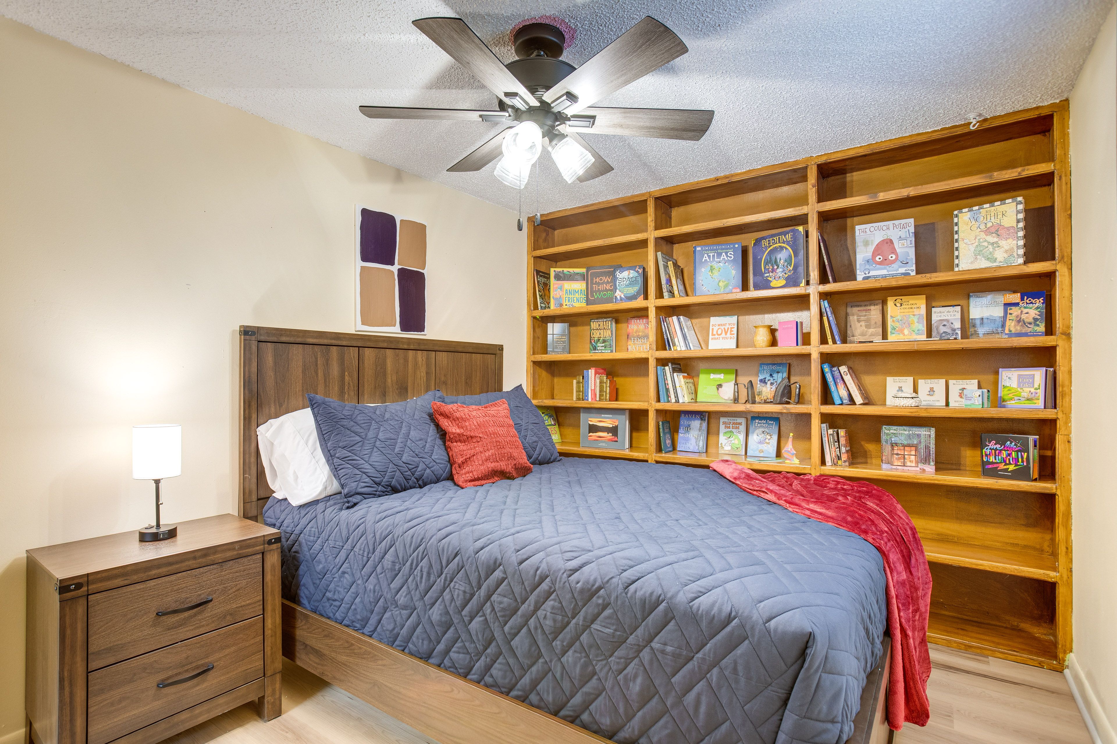 Bedroom 4 | Queen Bed | Book Selection | Lower Level