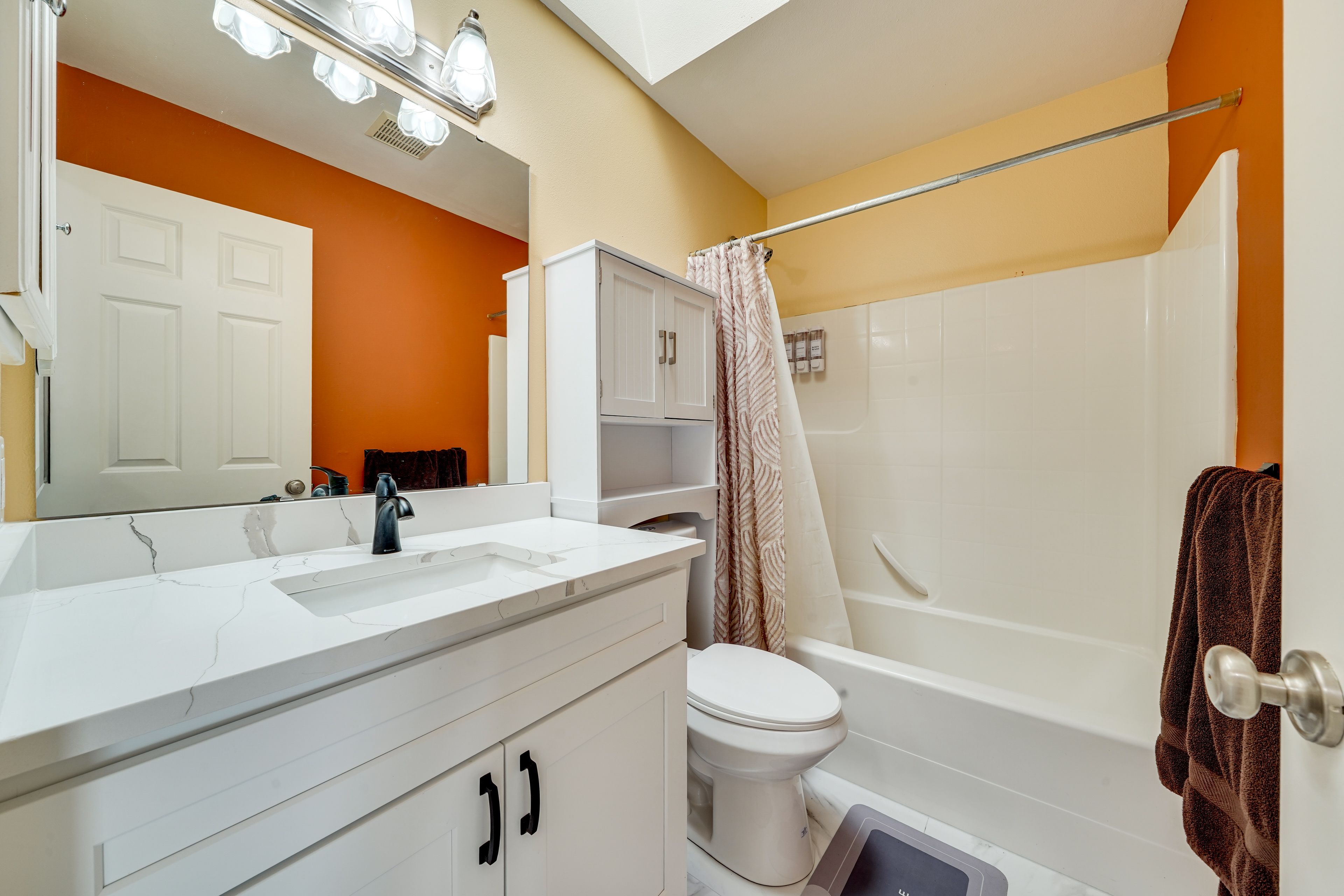 Full Bathroom | 2nd Floor