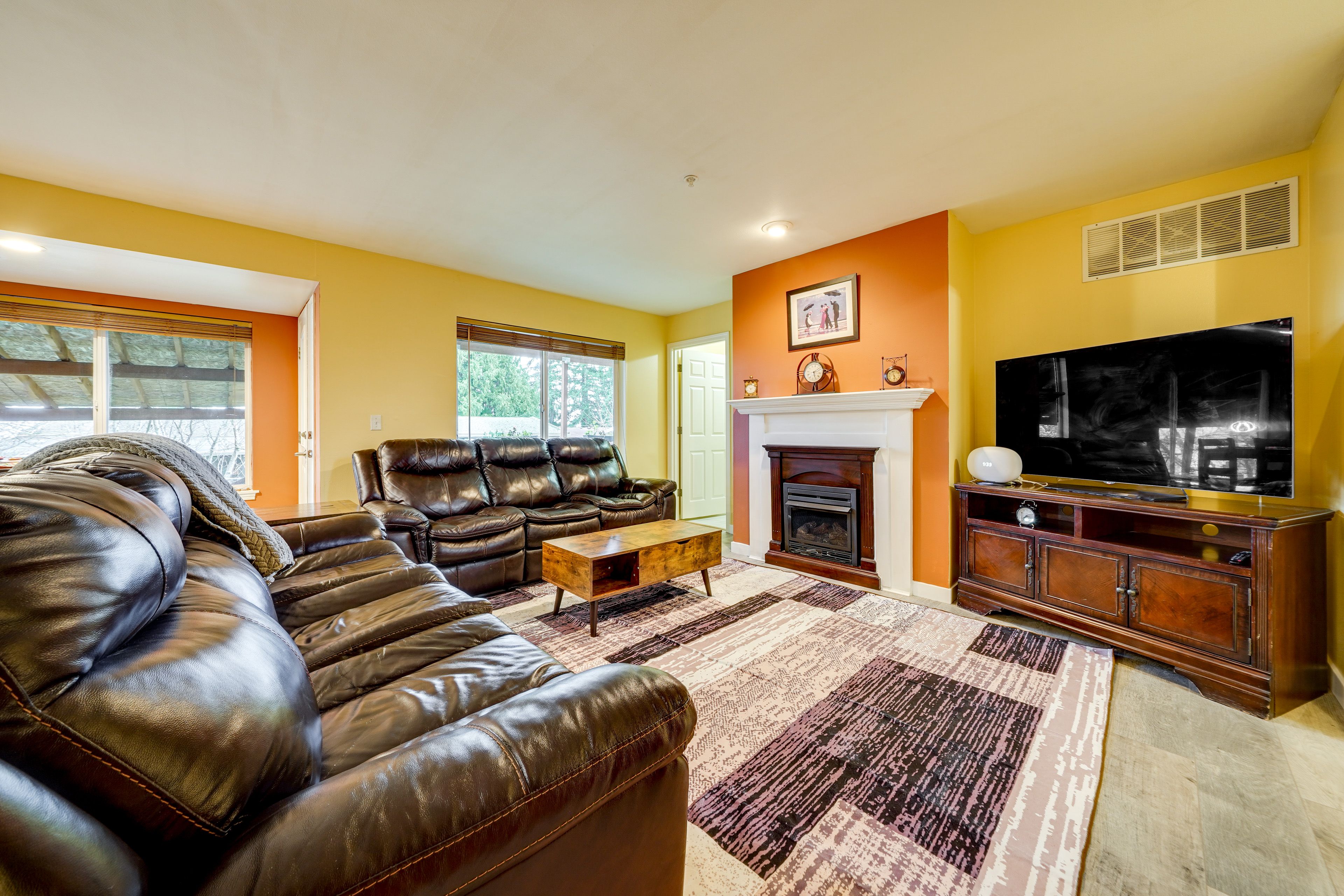 Living Room | Free WiFi | Smart TV | Fireplace | 1st Floor