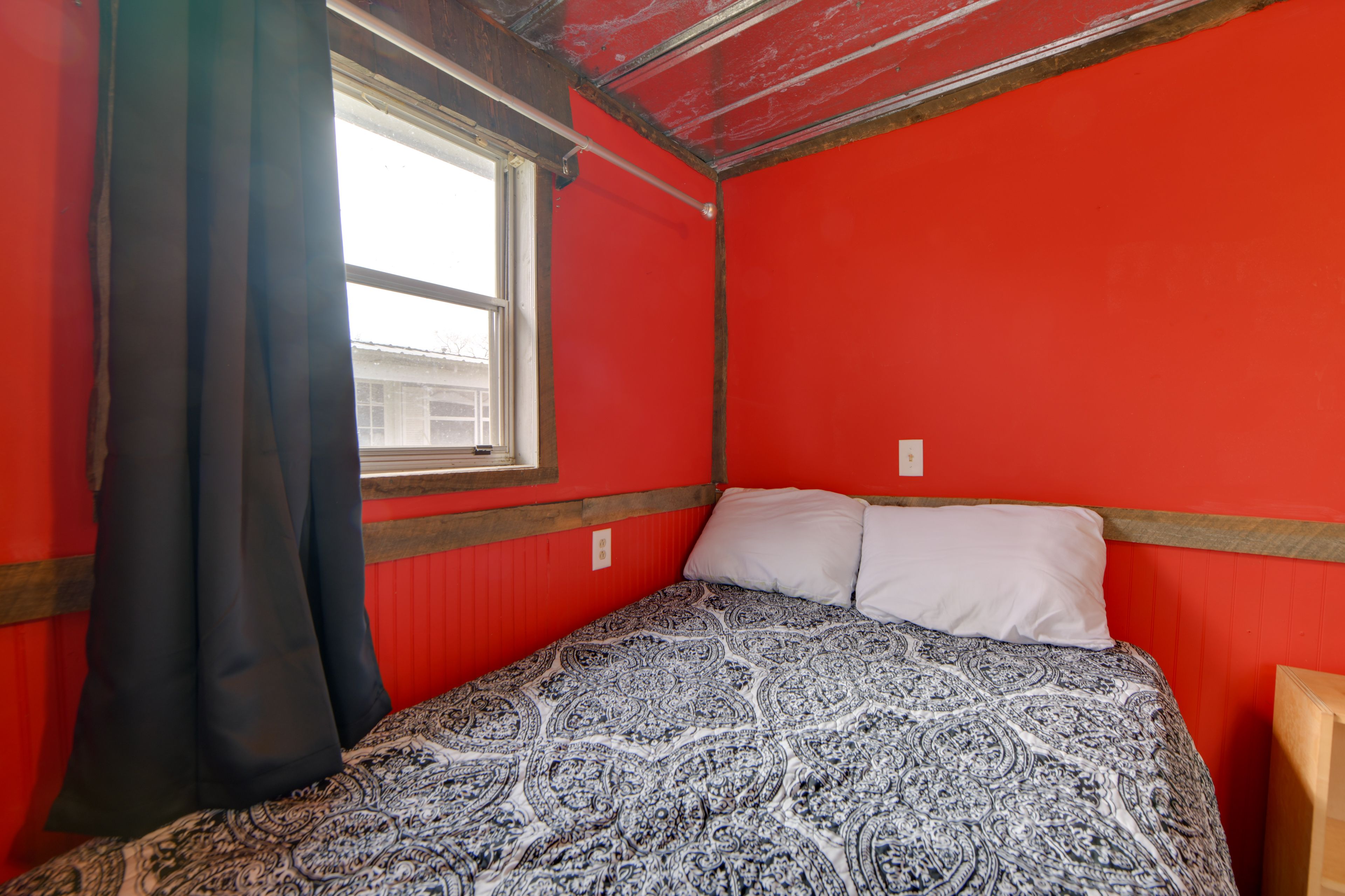 Studio | Queen Bed | Smart TV | Linens Provided