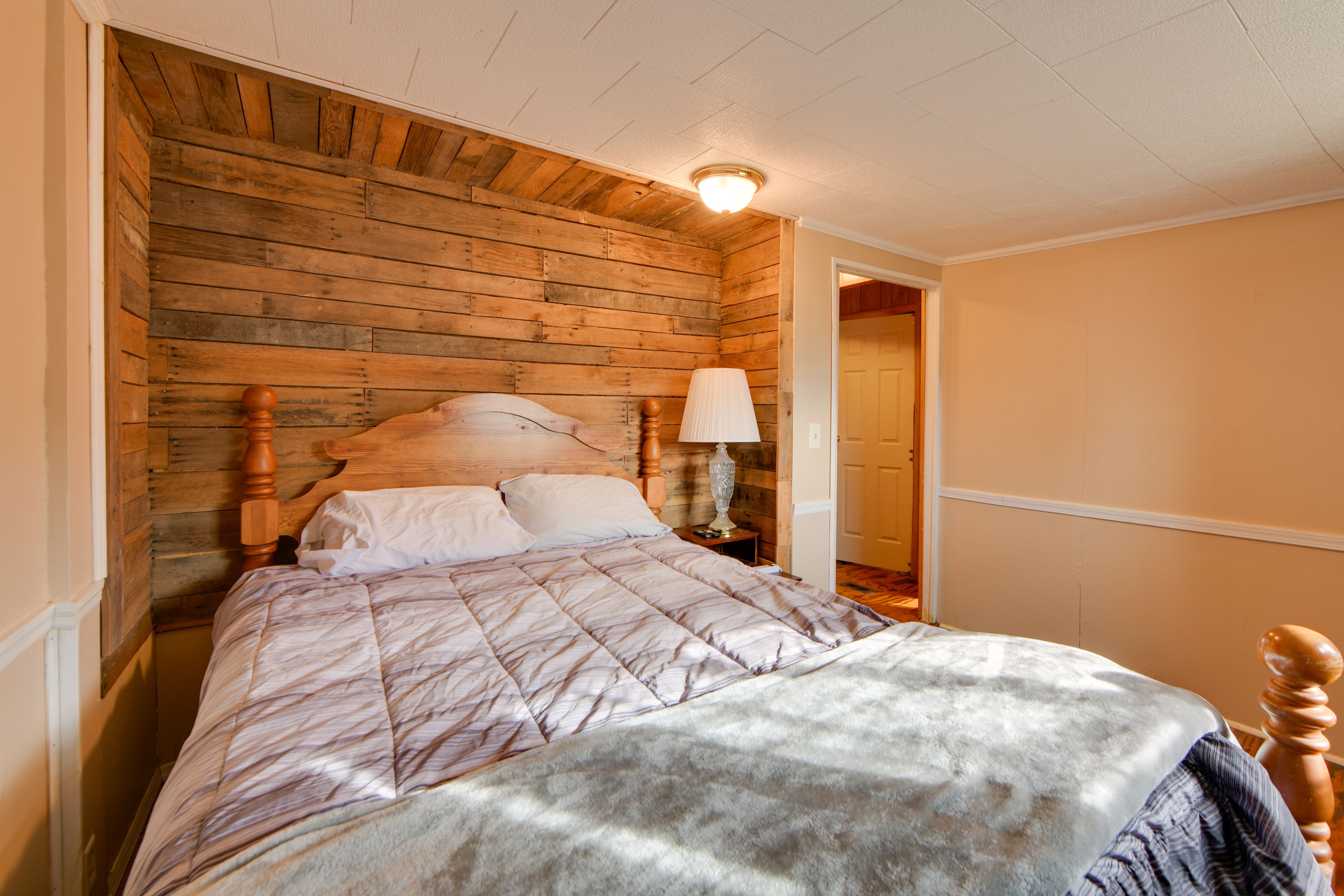 Bedroom 2 | Queen Bed | Smart TV