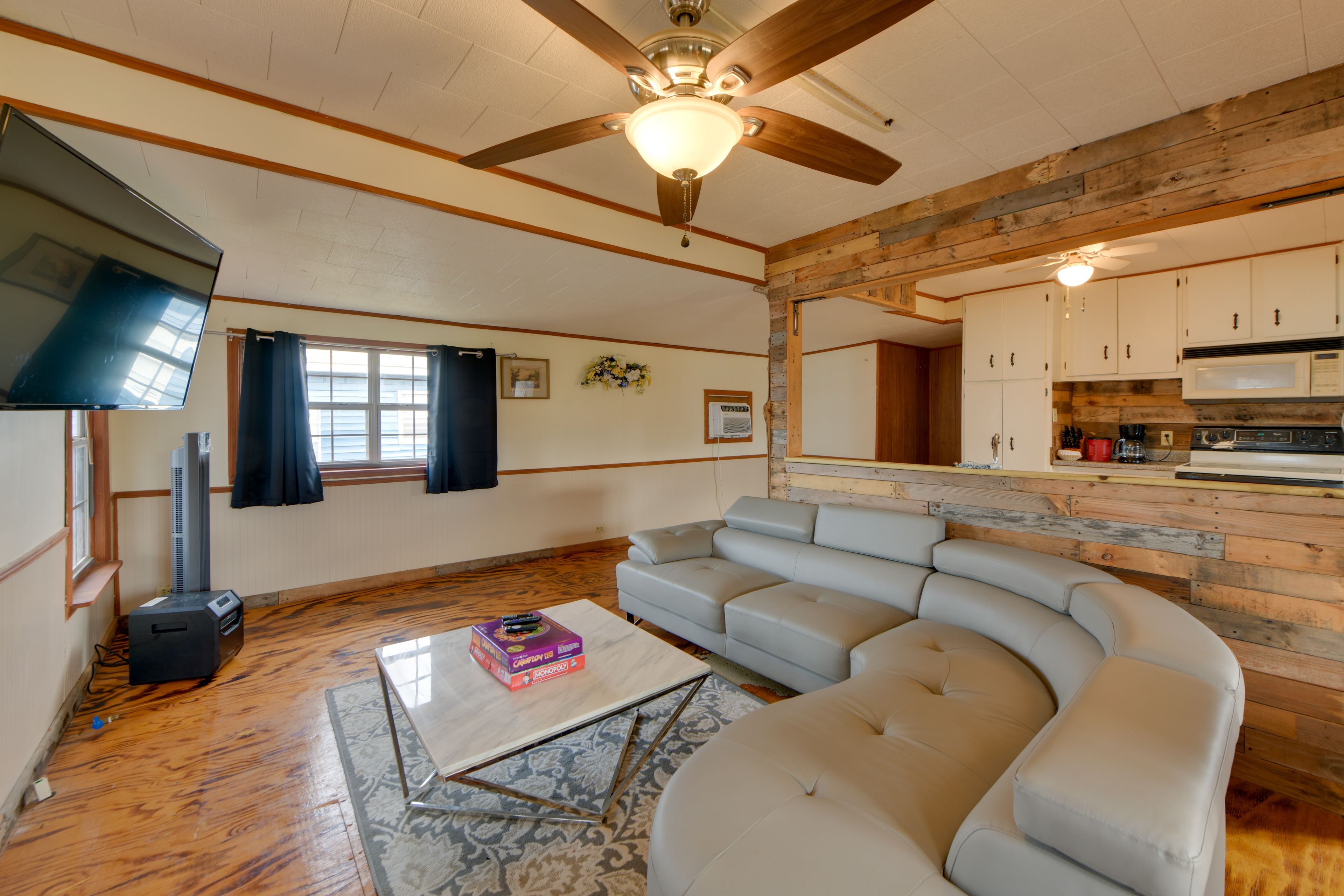 Living Room | Smart TV | Free WiFi | Board Games