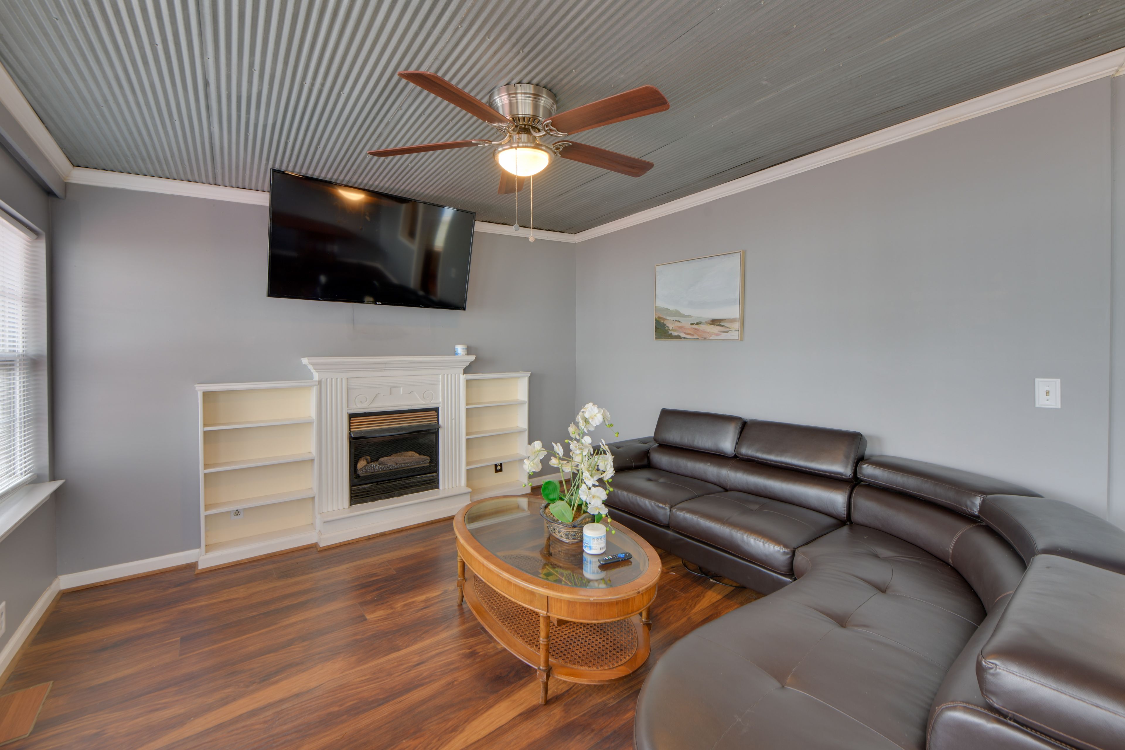 Living Room | Smart TV | Free WiFi