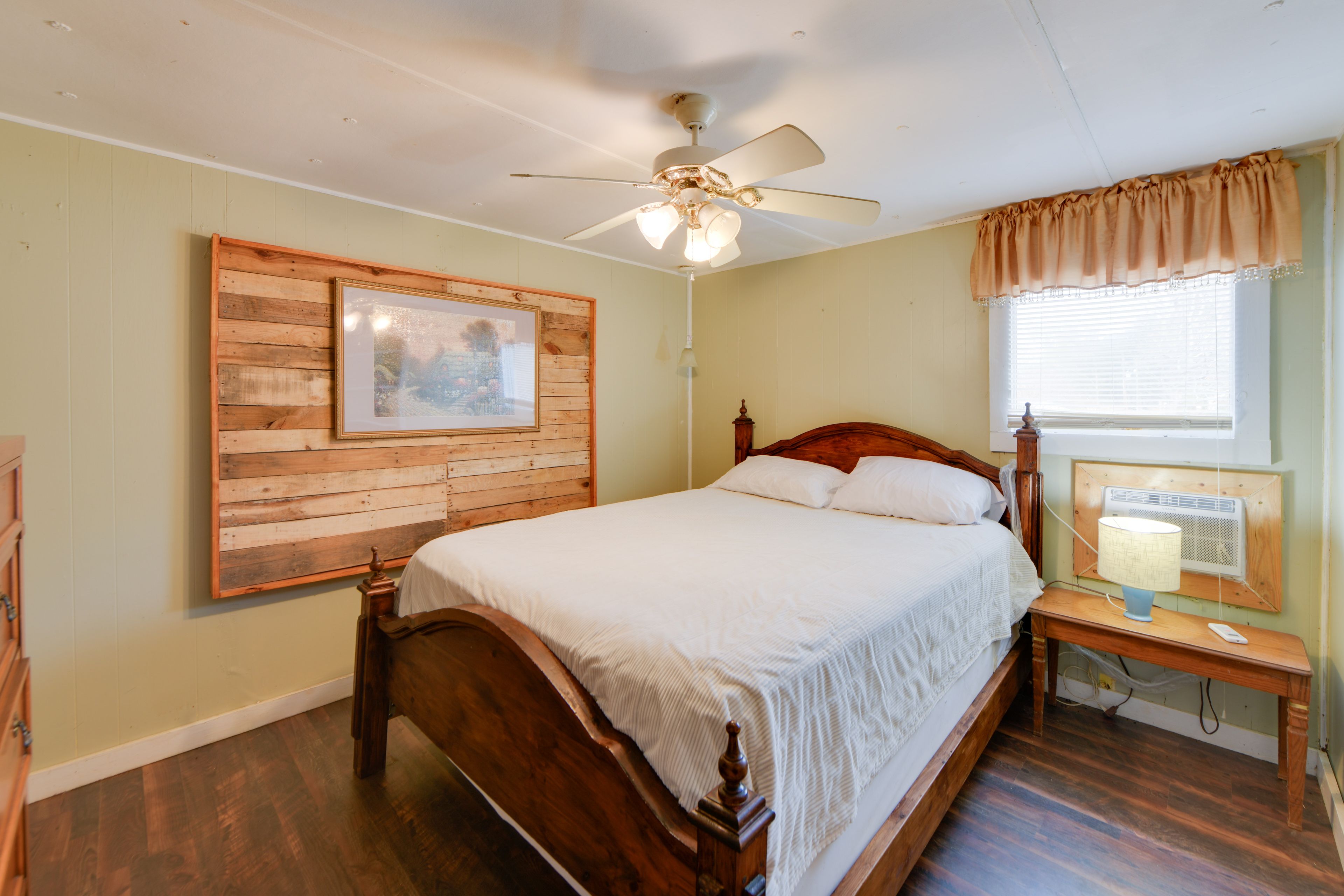 Bedroom 2 | Queen Bed | Smart TV