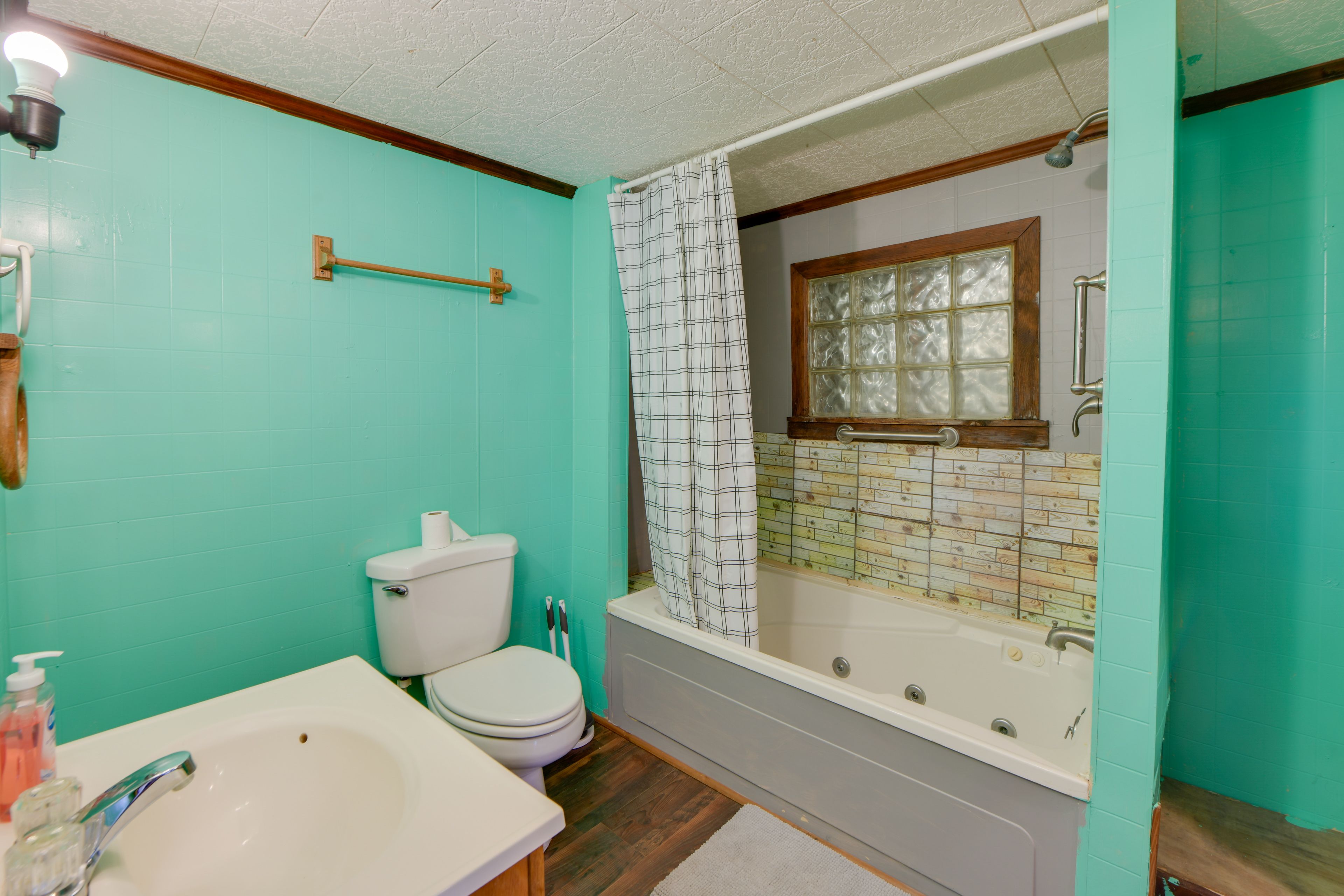 En-Suite Bathroom | Towels Provided