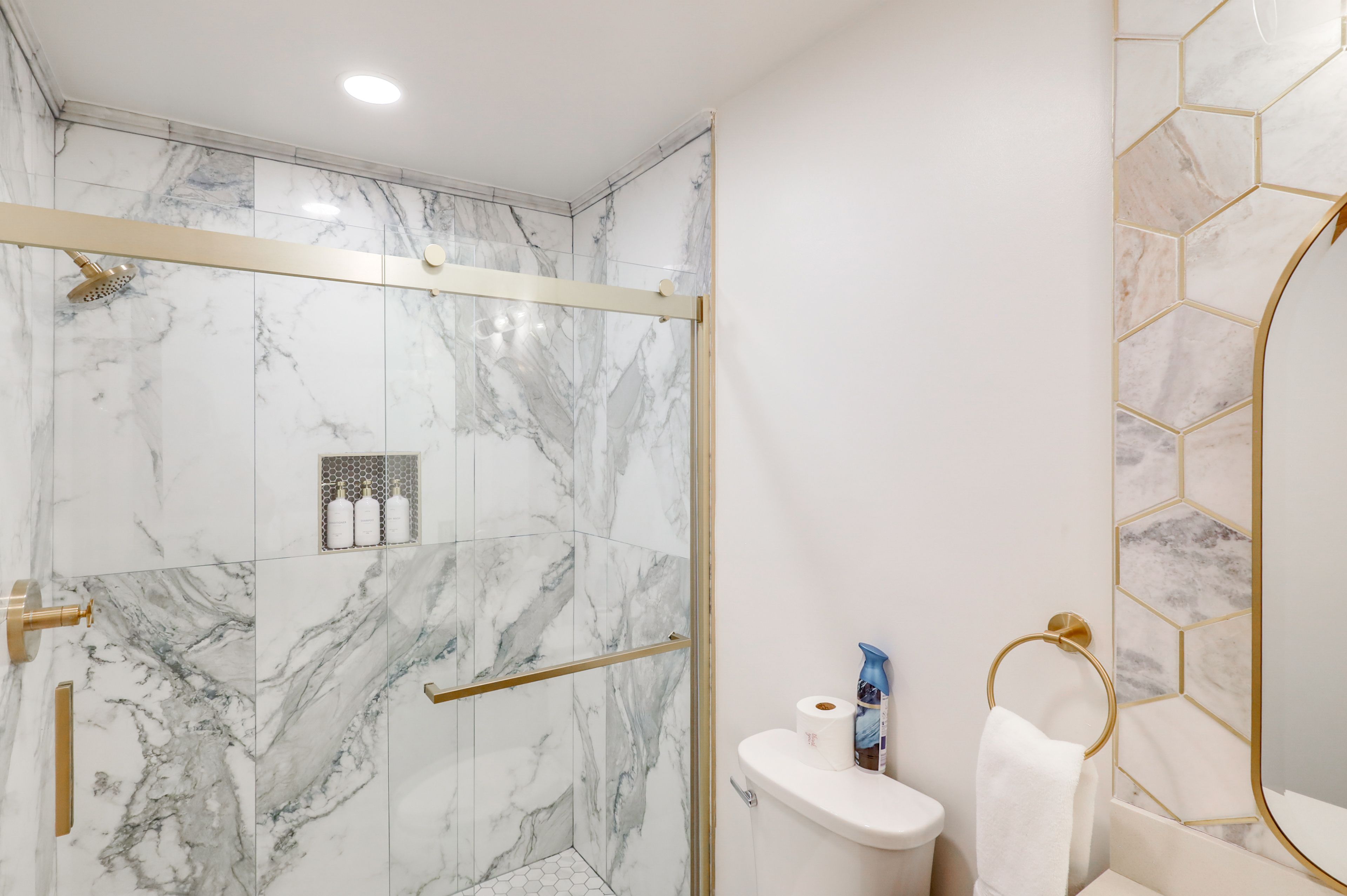 Full Bathroom | Main Level | Towels Provided