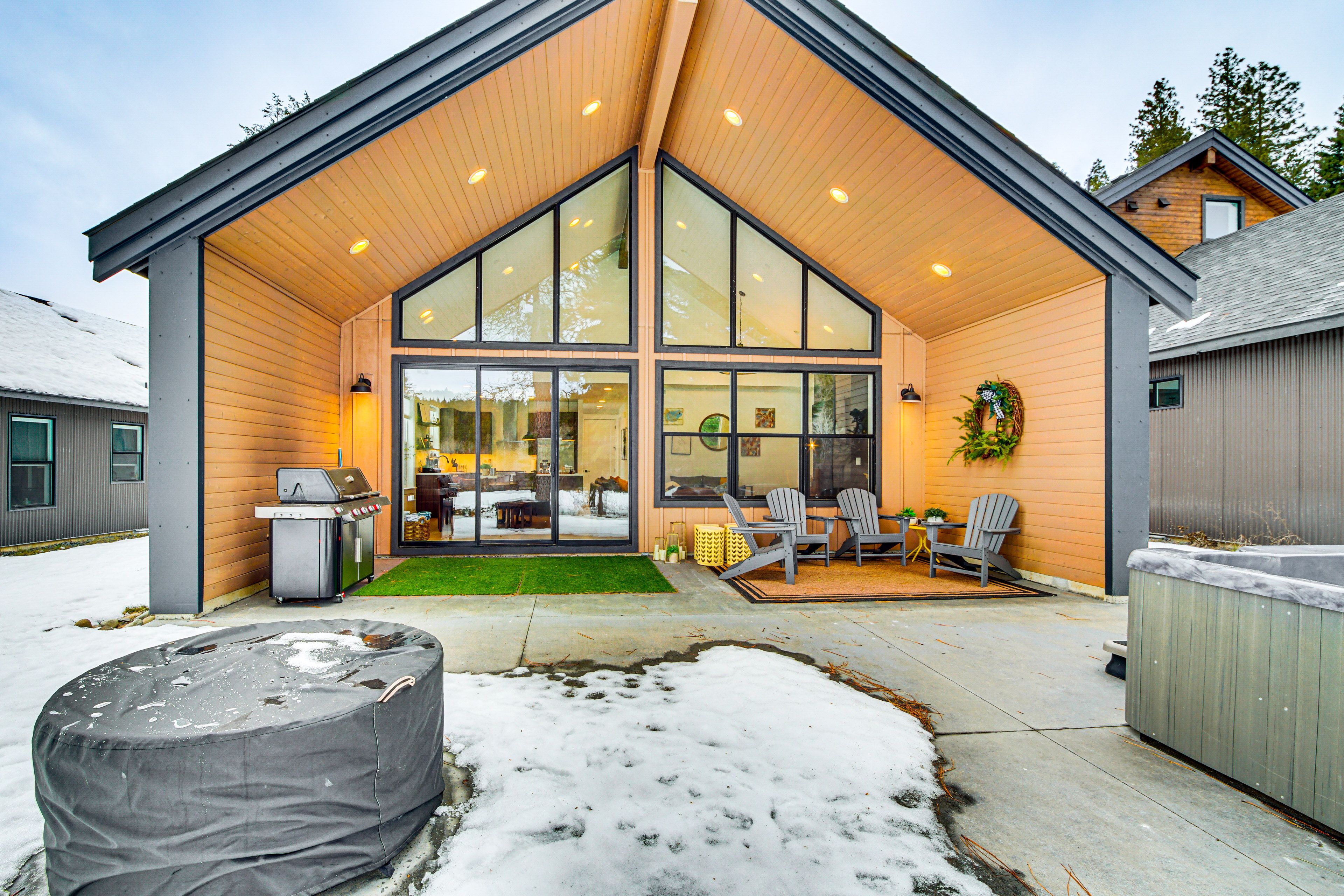 Private Patio | Outdoor Seating | Gas Grill | Fire Pit | Hot Tub