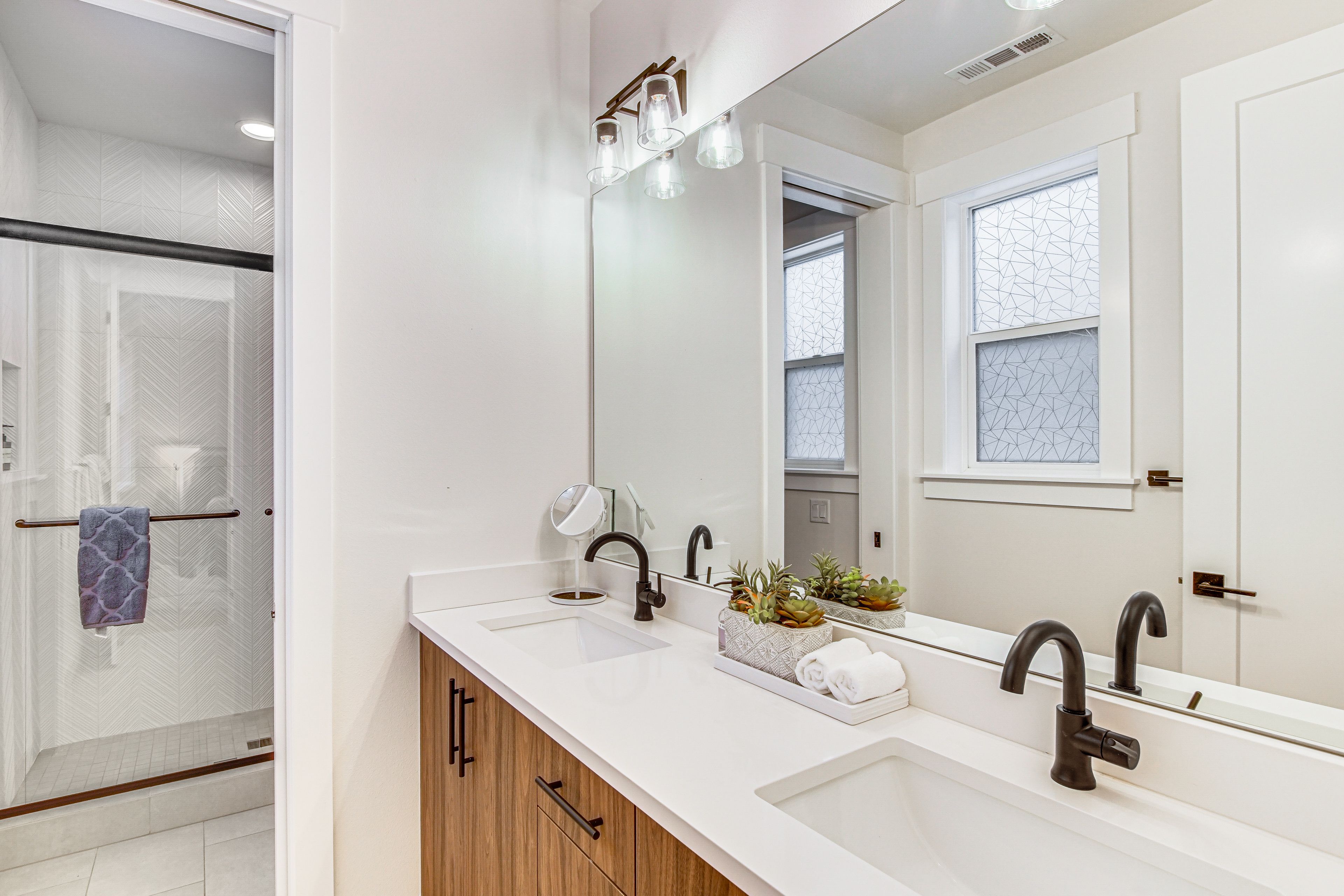 Full Bathroom | 1st Floor | Towels Provided