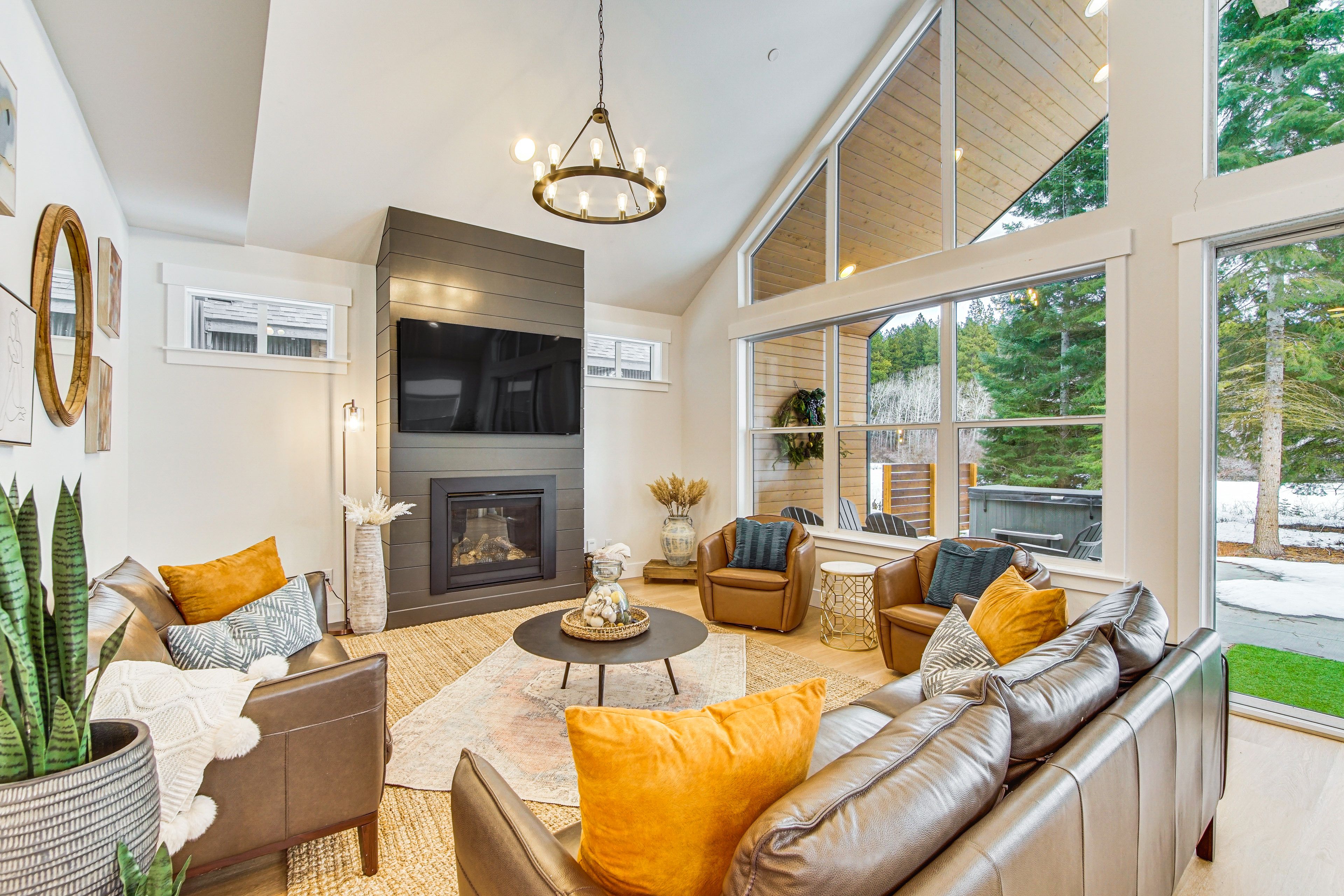 Property Interior | Central A/C & Heating | Free WiFi