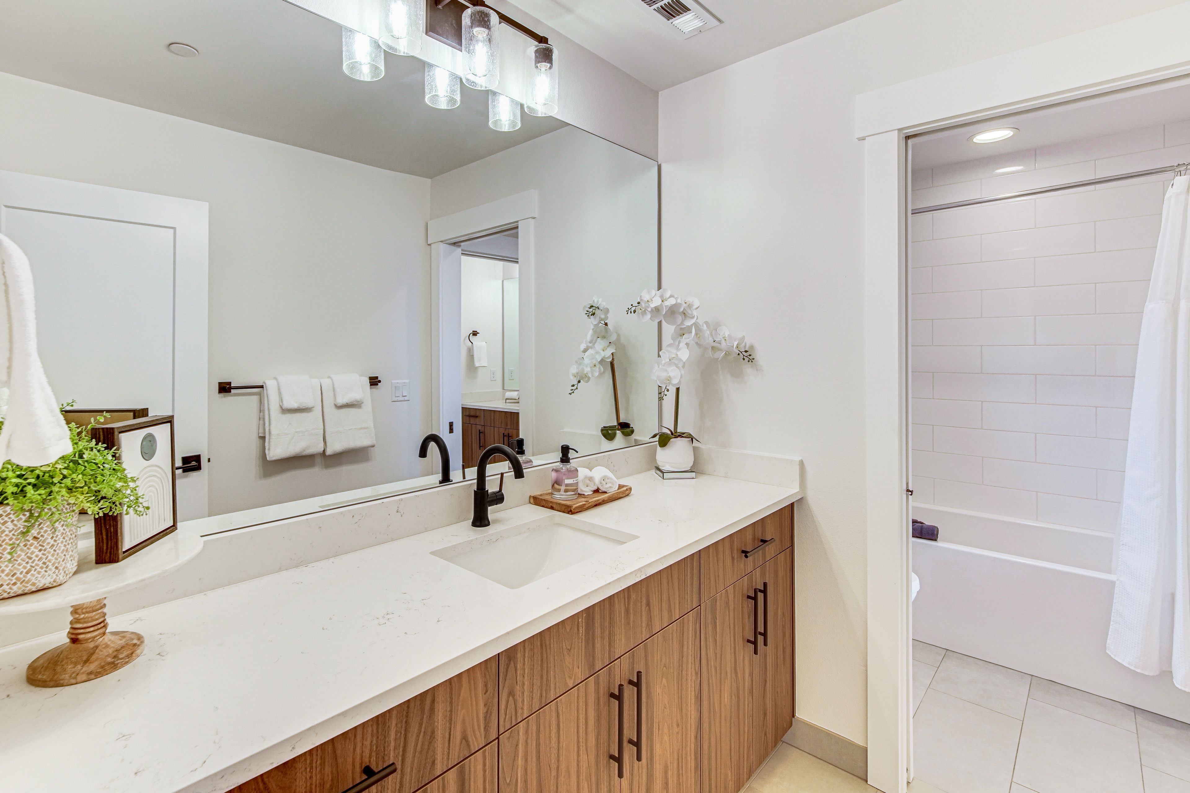Full Bathroom | 2nd Floor | Complimentary Toiletries
