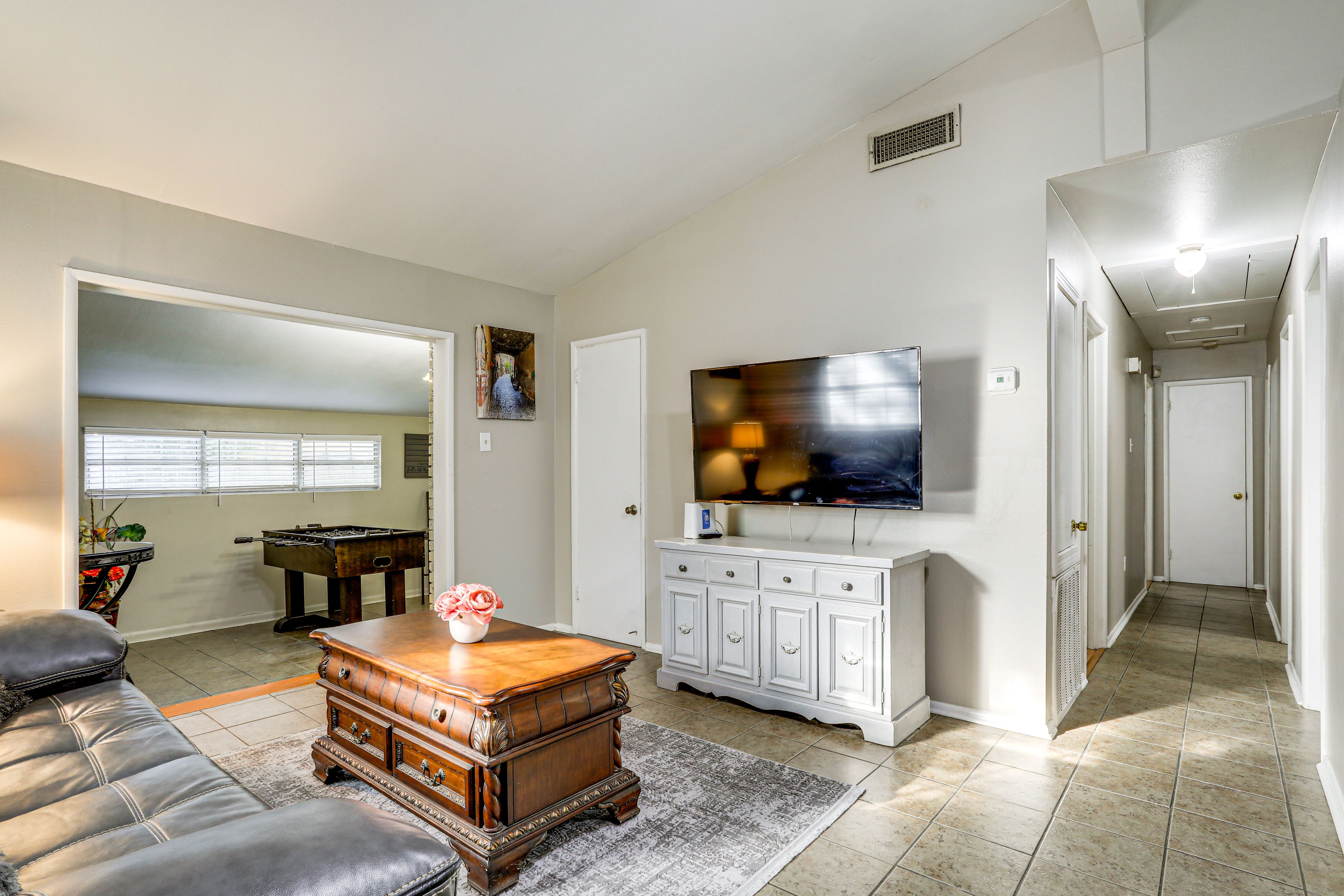 Living Room | Free WiFi | Central A/C & Heat | Smart TV