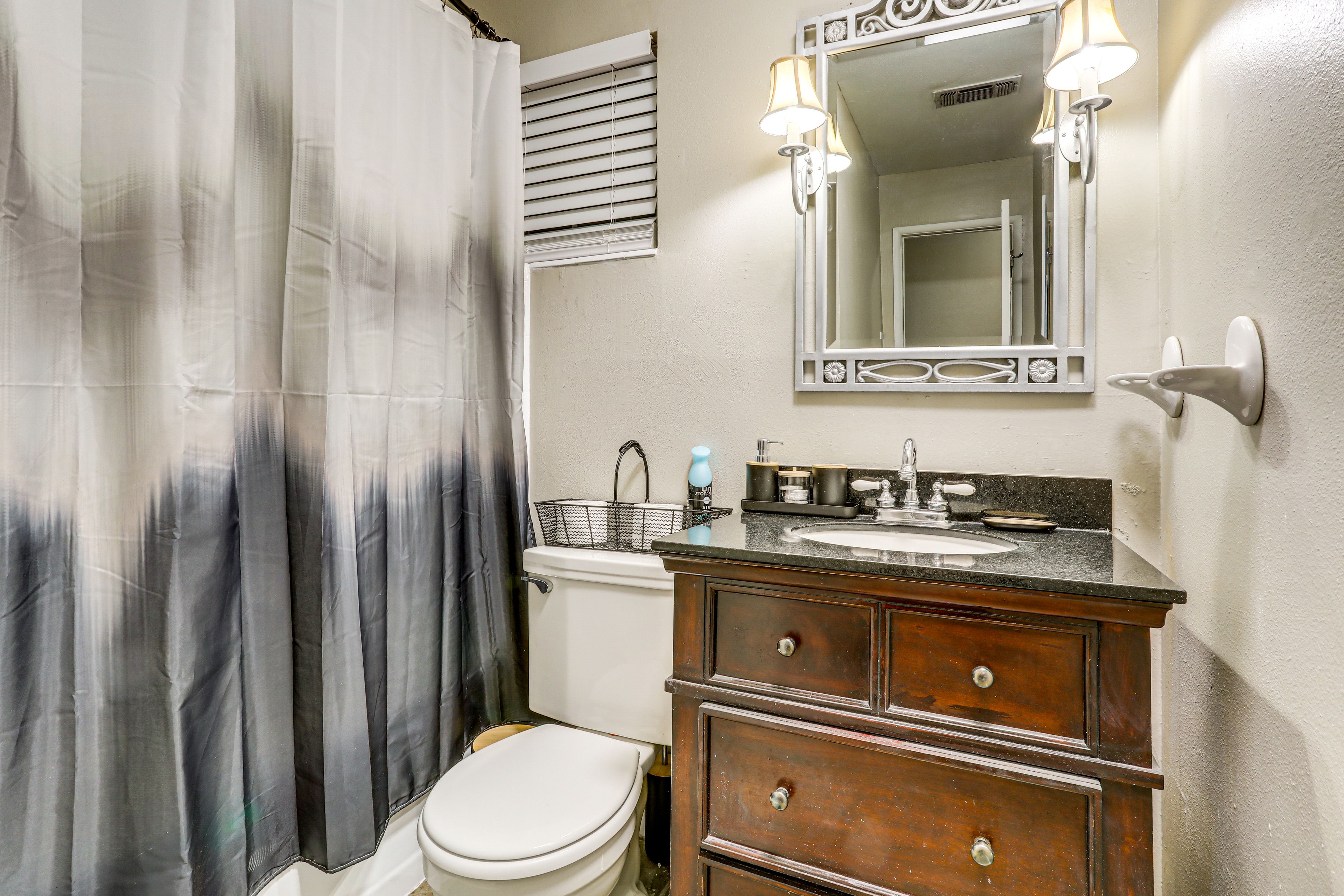 Full Bathroom | Towels Provided | Complimentary Toiletries
