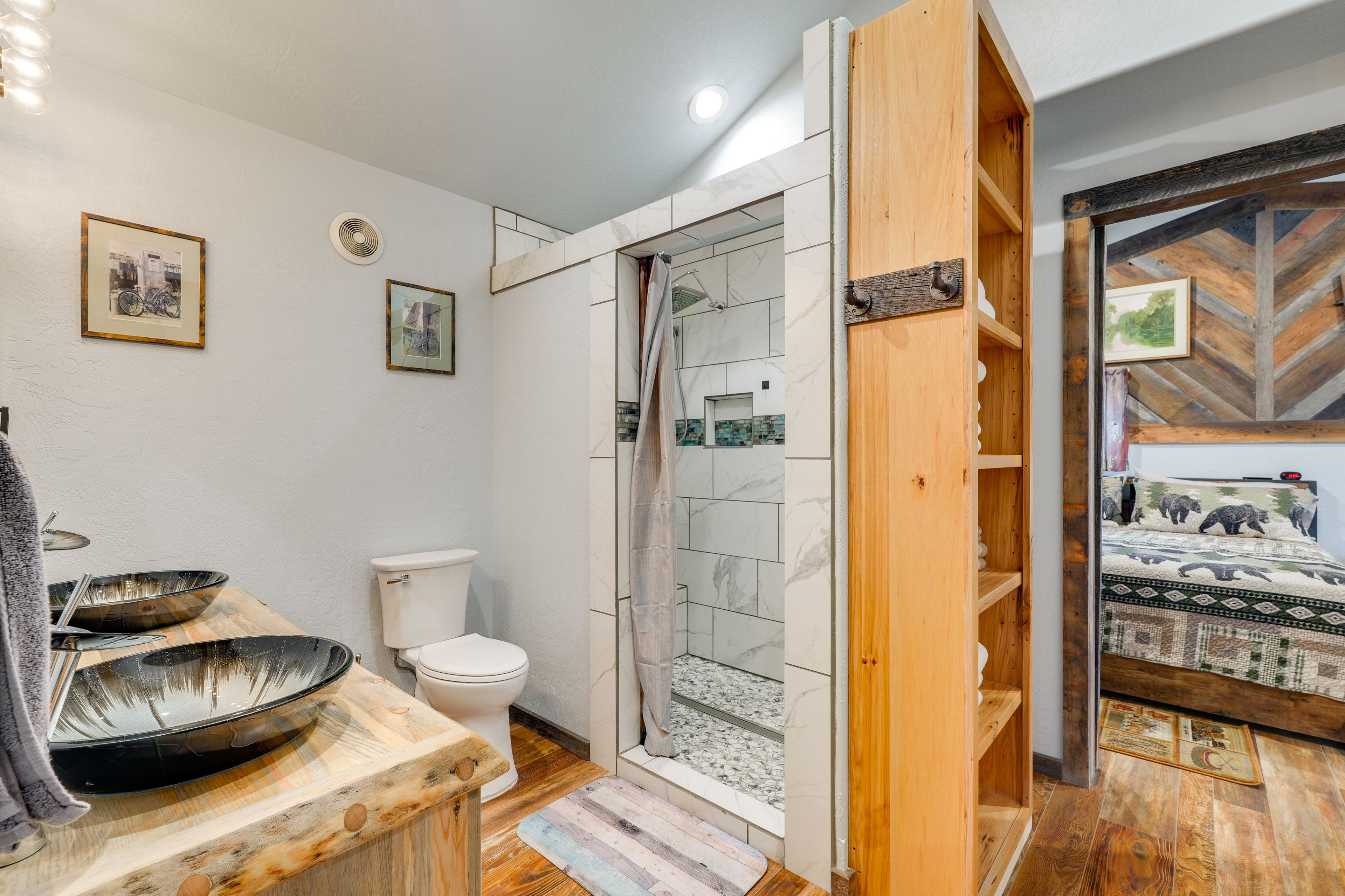 Full Bathroom | 1st Floor | Towels Provided