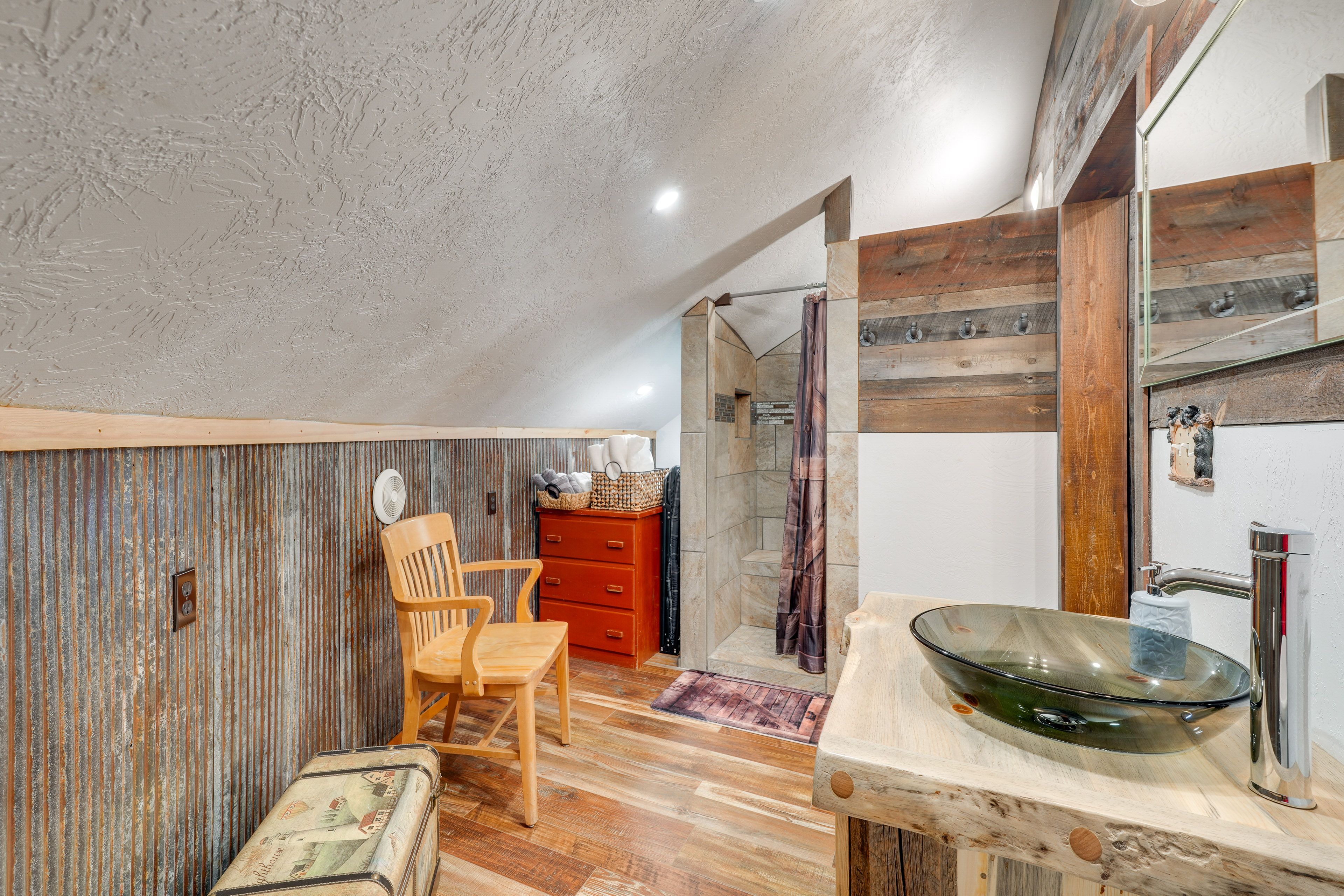 Full Bathroom | 2nd Floor | Complimentary Toiletries