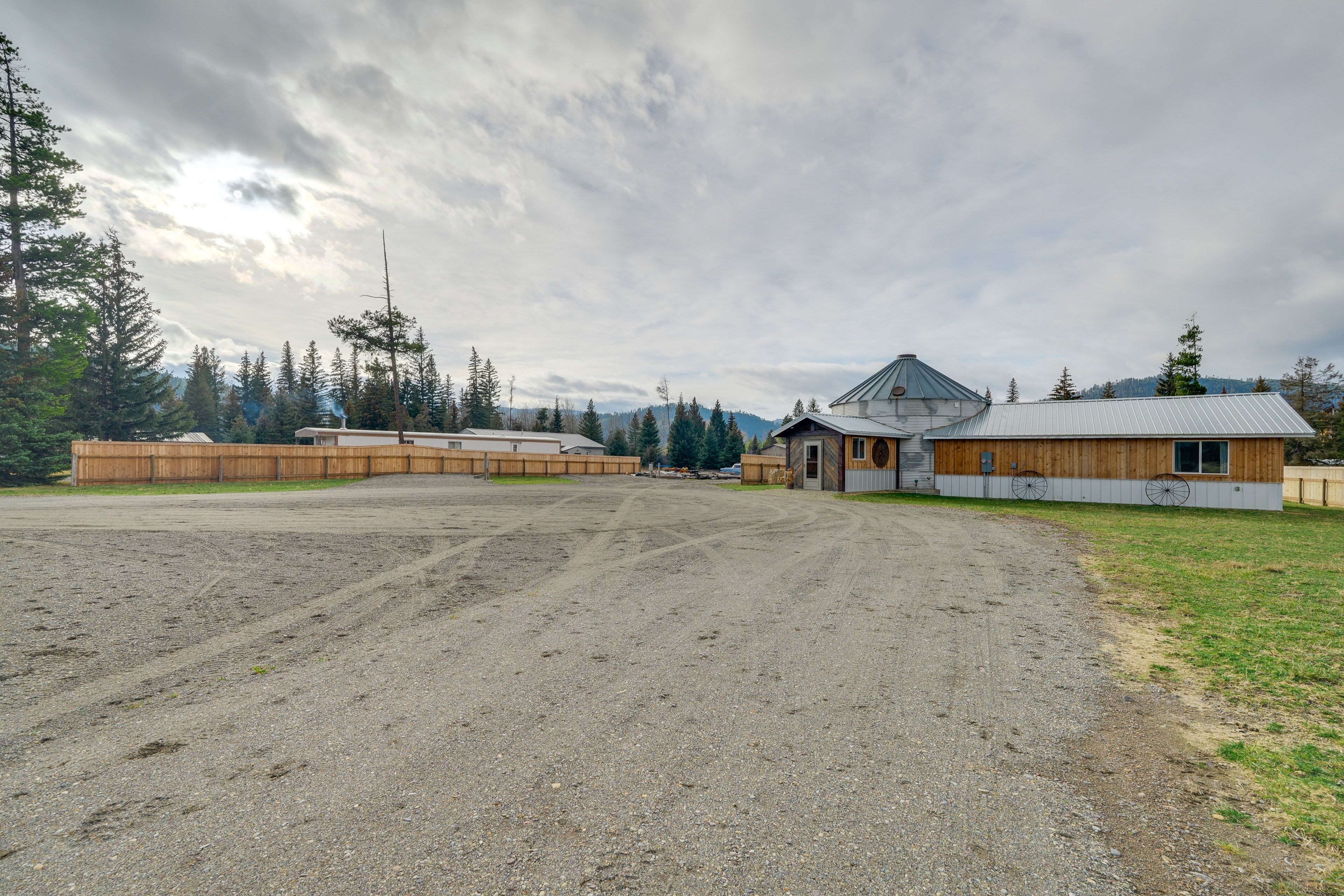 Parking | Driveway (6 Vehicles) | RV Hookups Available