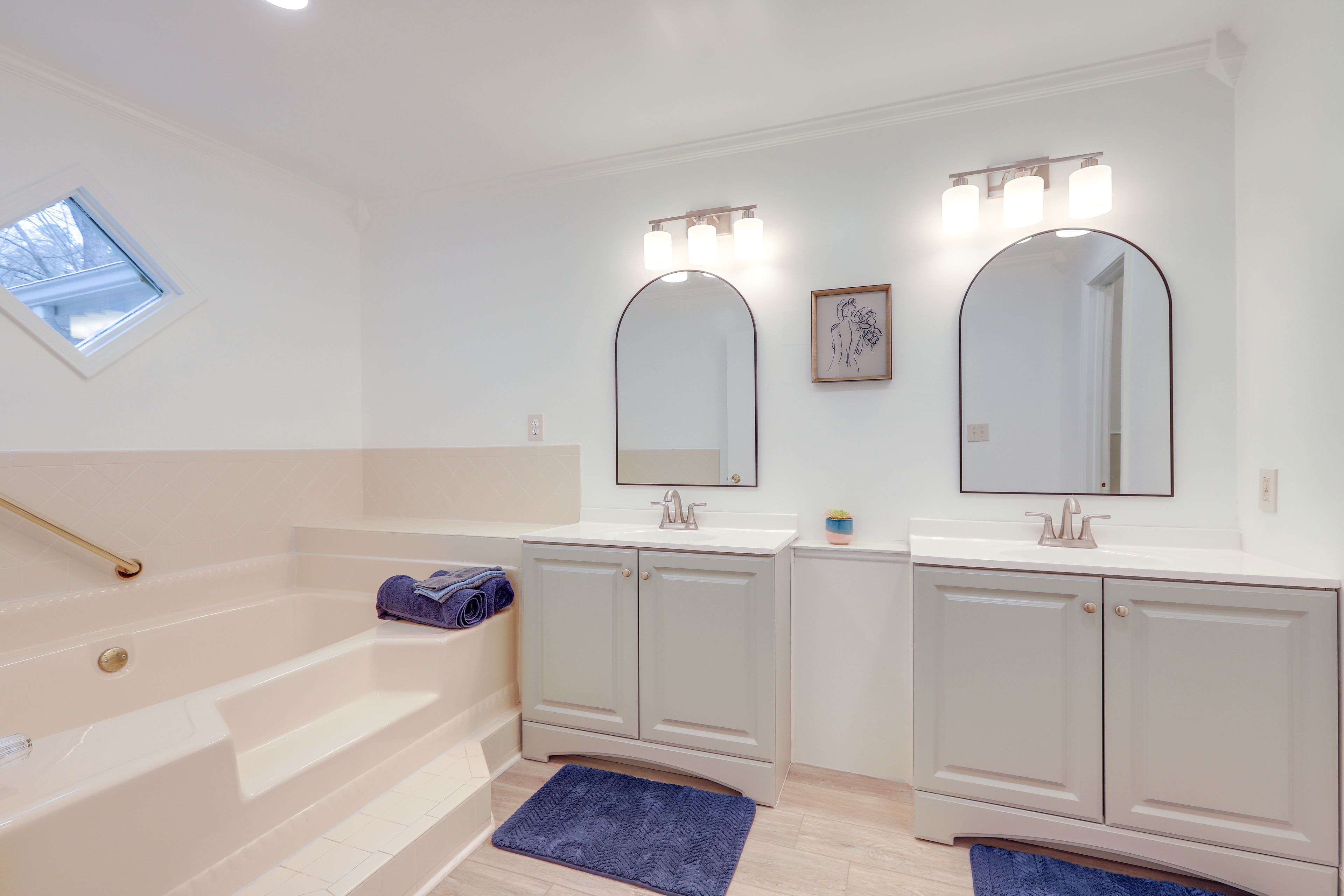 Full Bath | Towels | Hair Dryer | 1st Floor