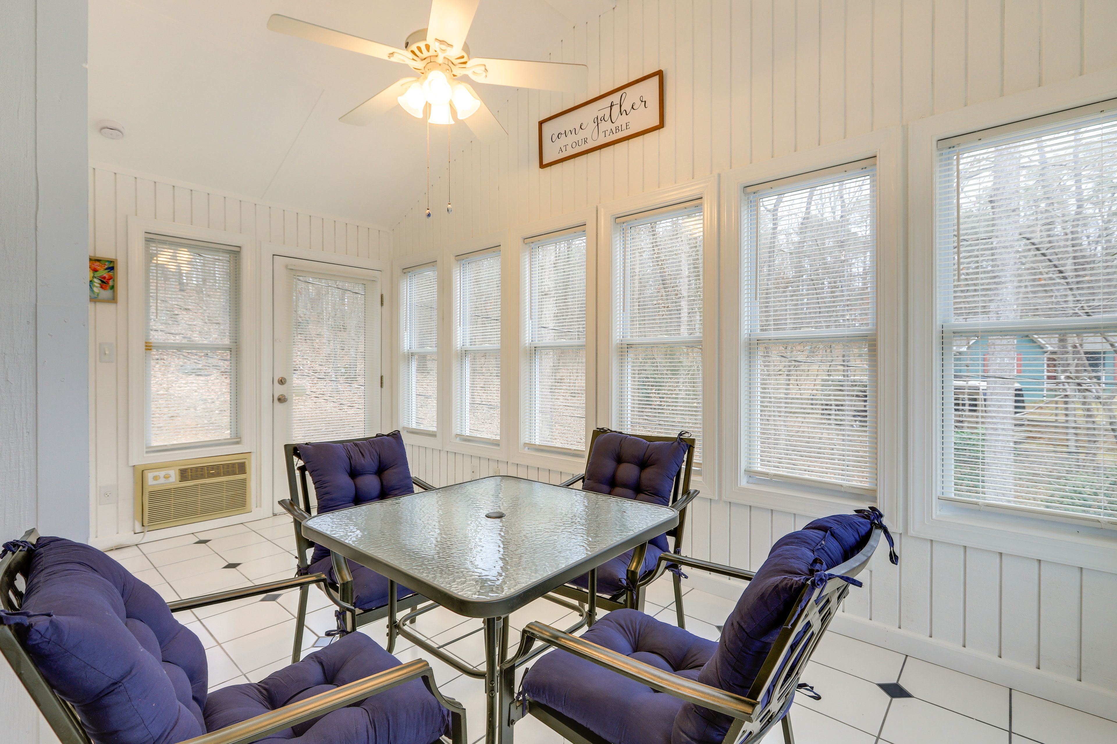 Screened-In Porch | Dining Set