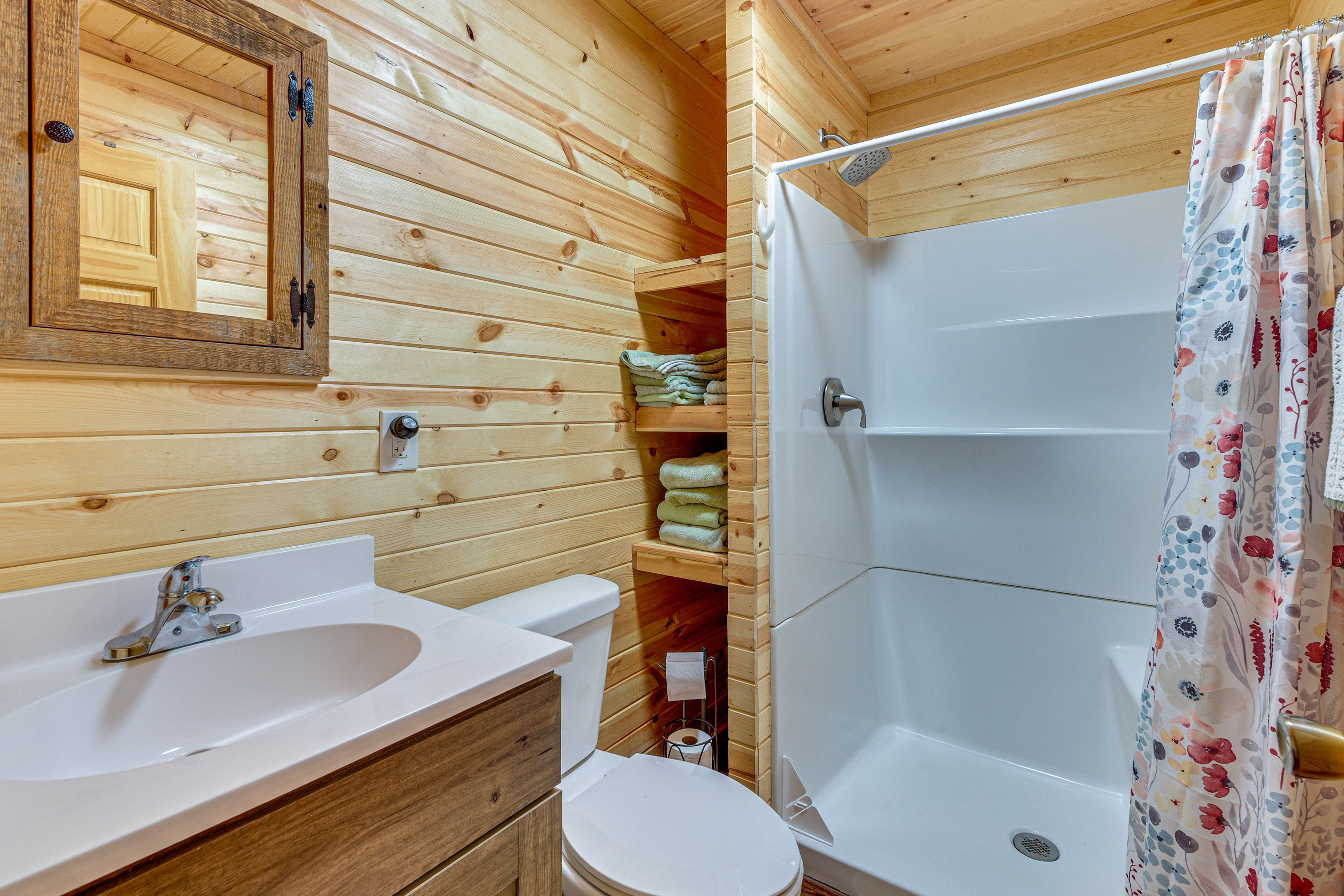 Full Bathroom | Towels Provided | Complimentary Toiletries