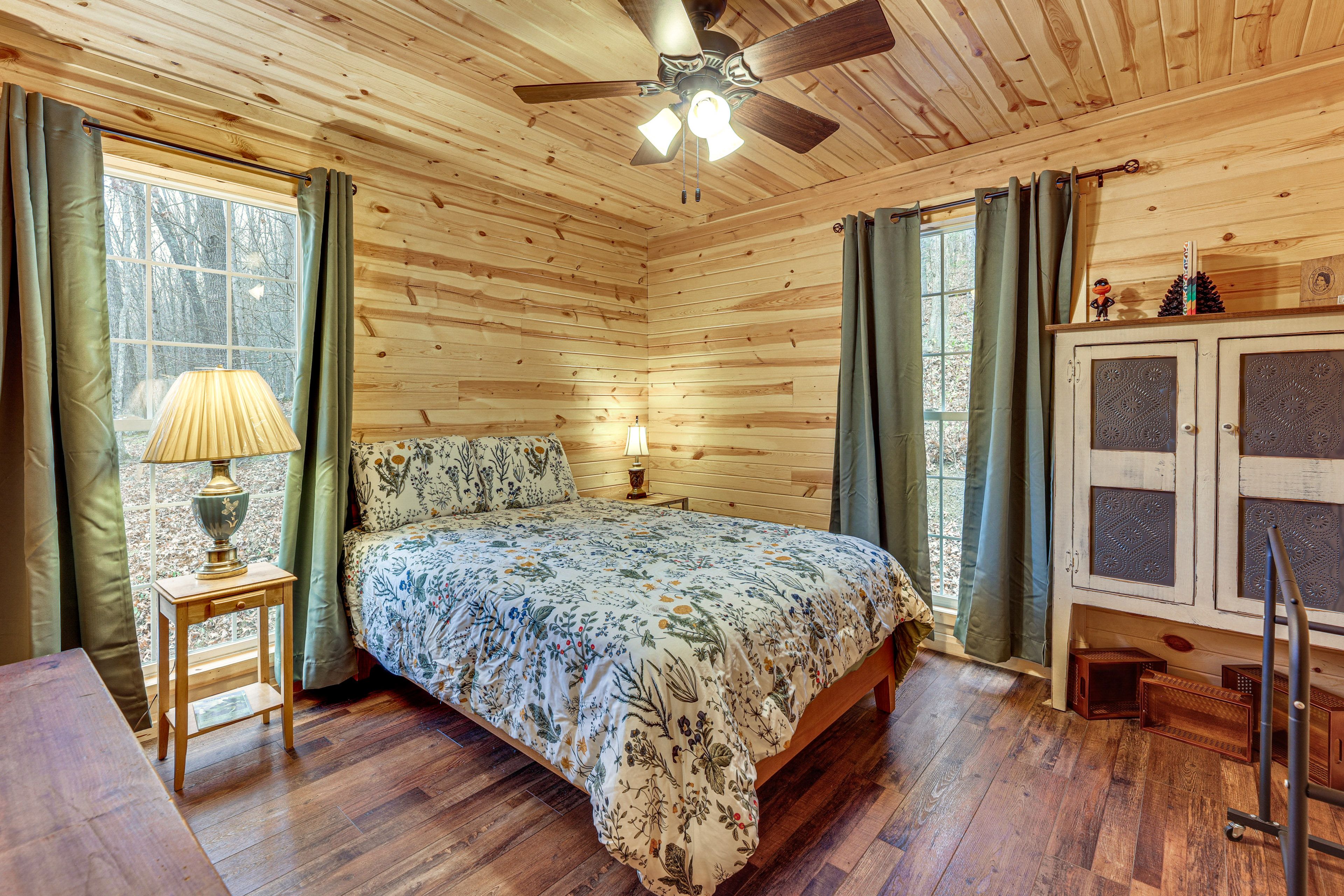 Bedroom | Full Bed | Linens Provided