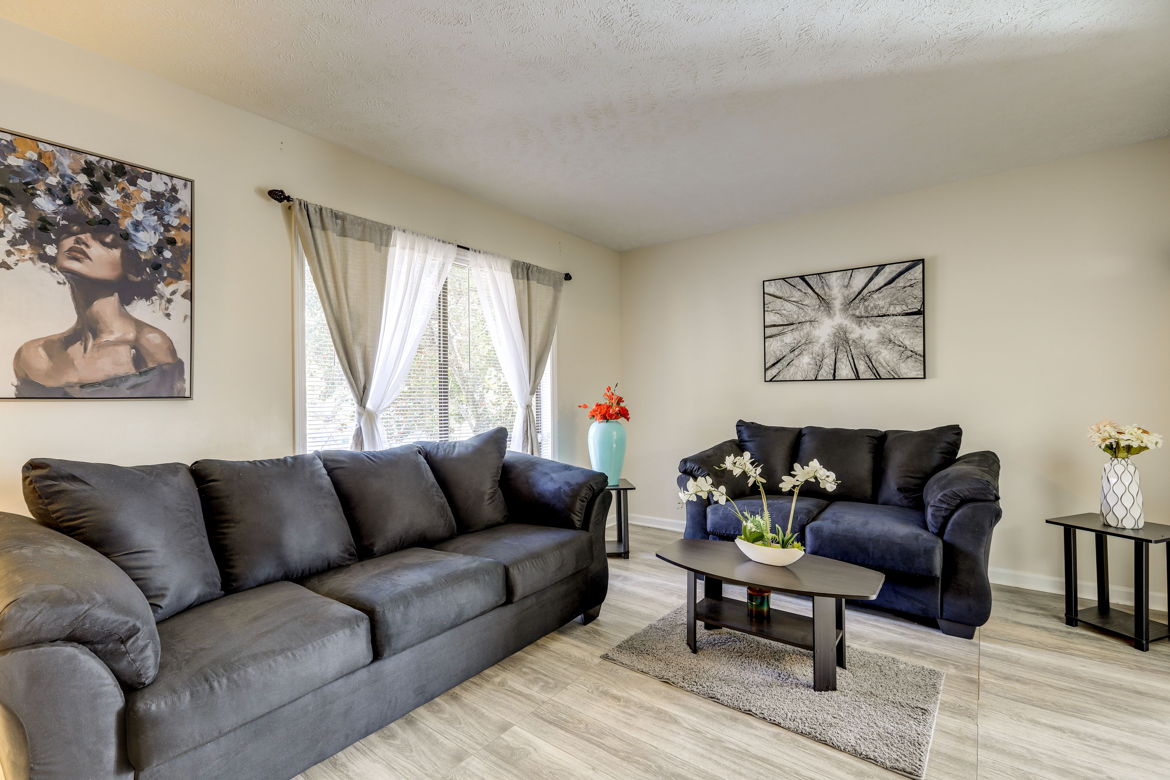 Living Room | 1st Floor | Flat-Screen TV | Central Heating & A/C | Free WiFi