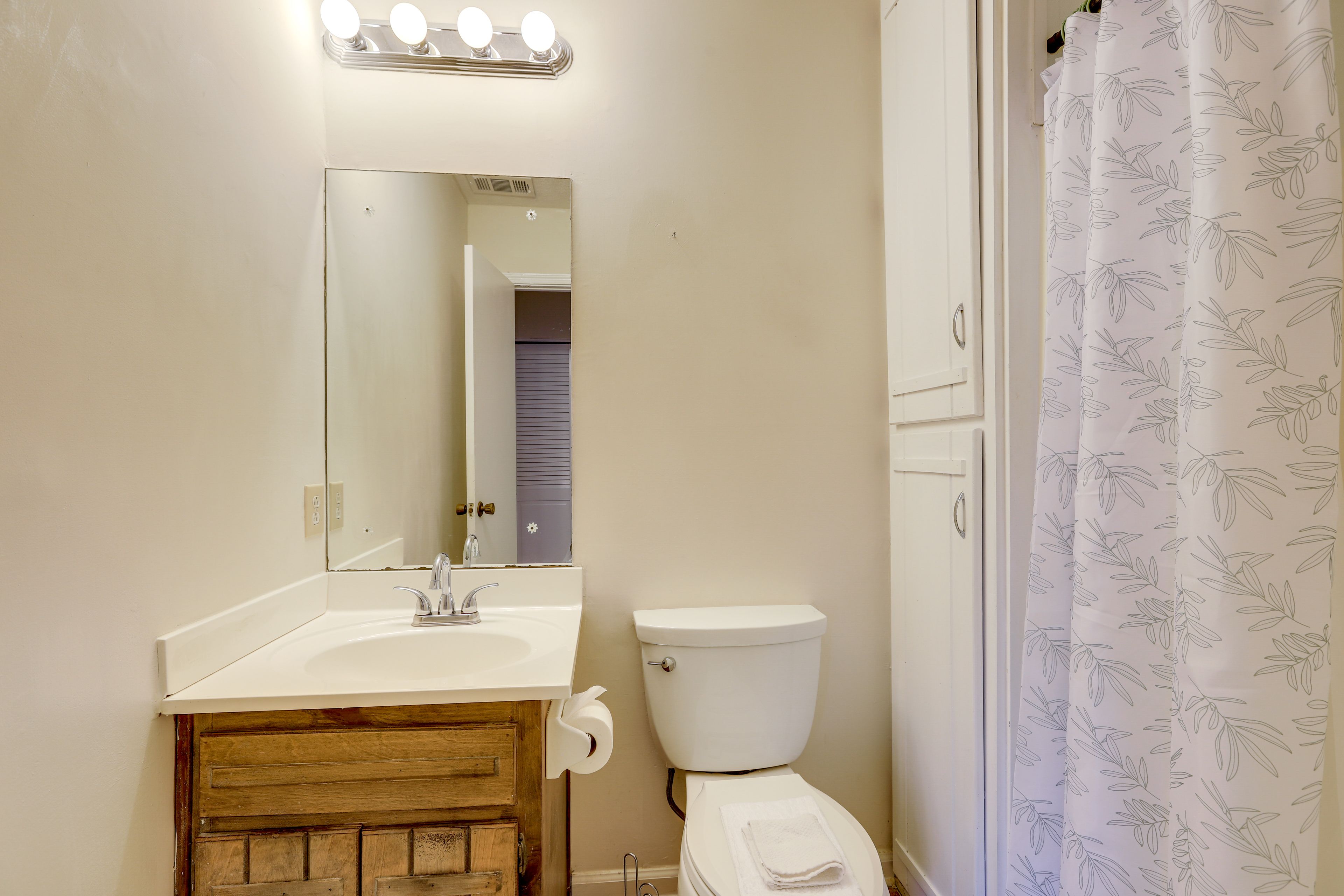 Full Bathroom | 2nd Floor | Complimentary Toiletries | Towels Provided