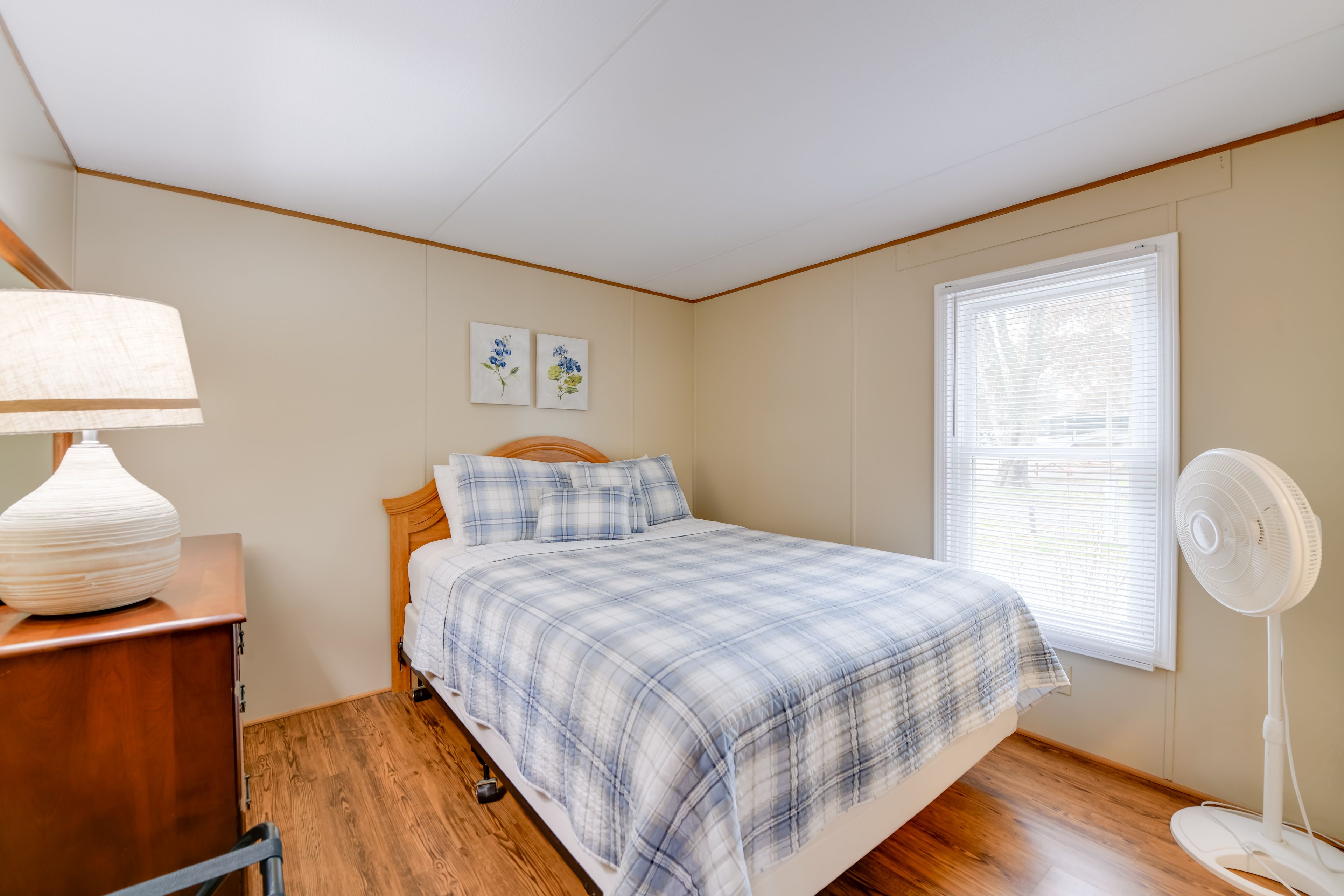 Bedroom 1 | Queen Bed