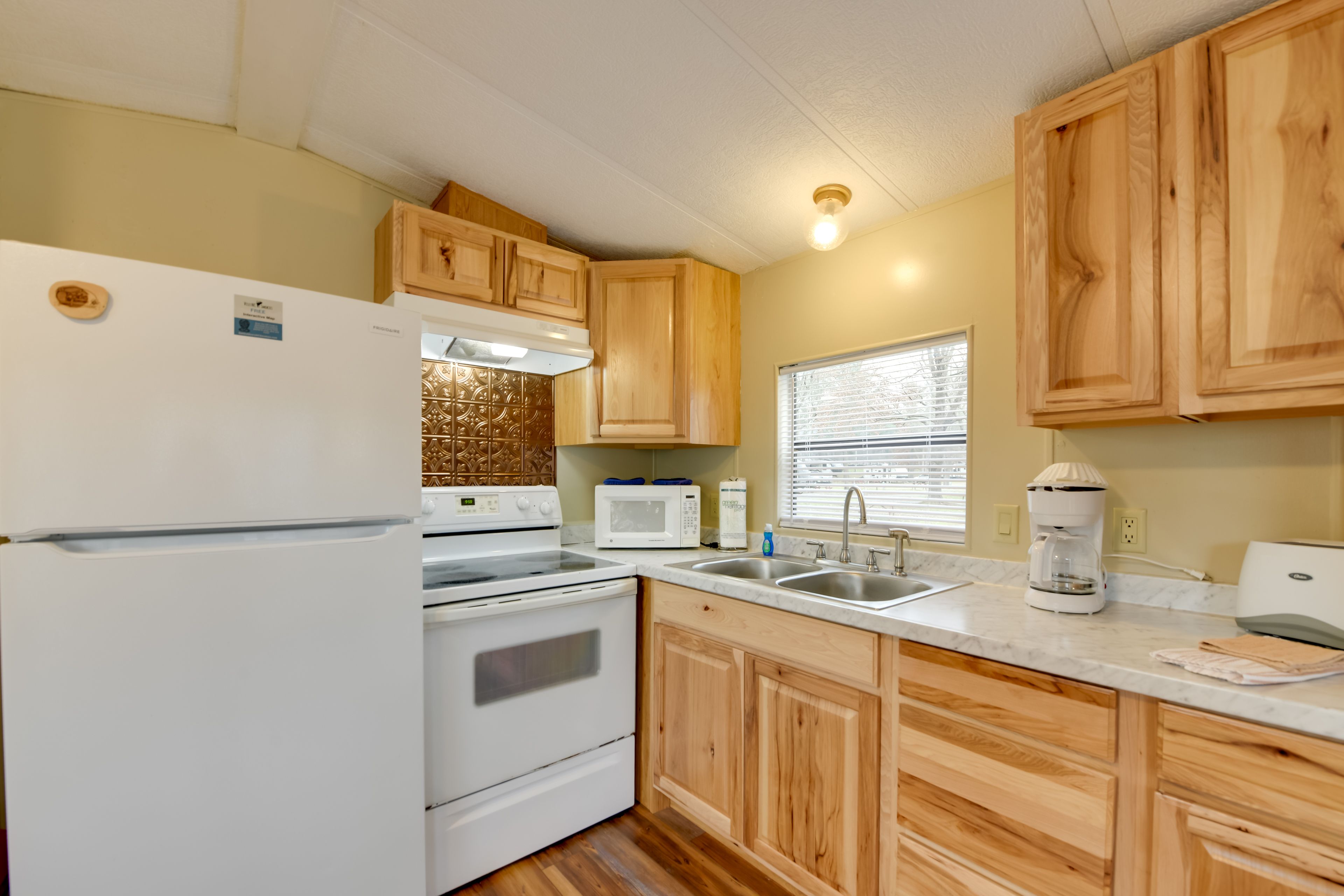 Kitchen | Toaster | Trash Bags & Paper Towels