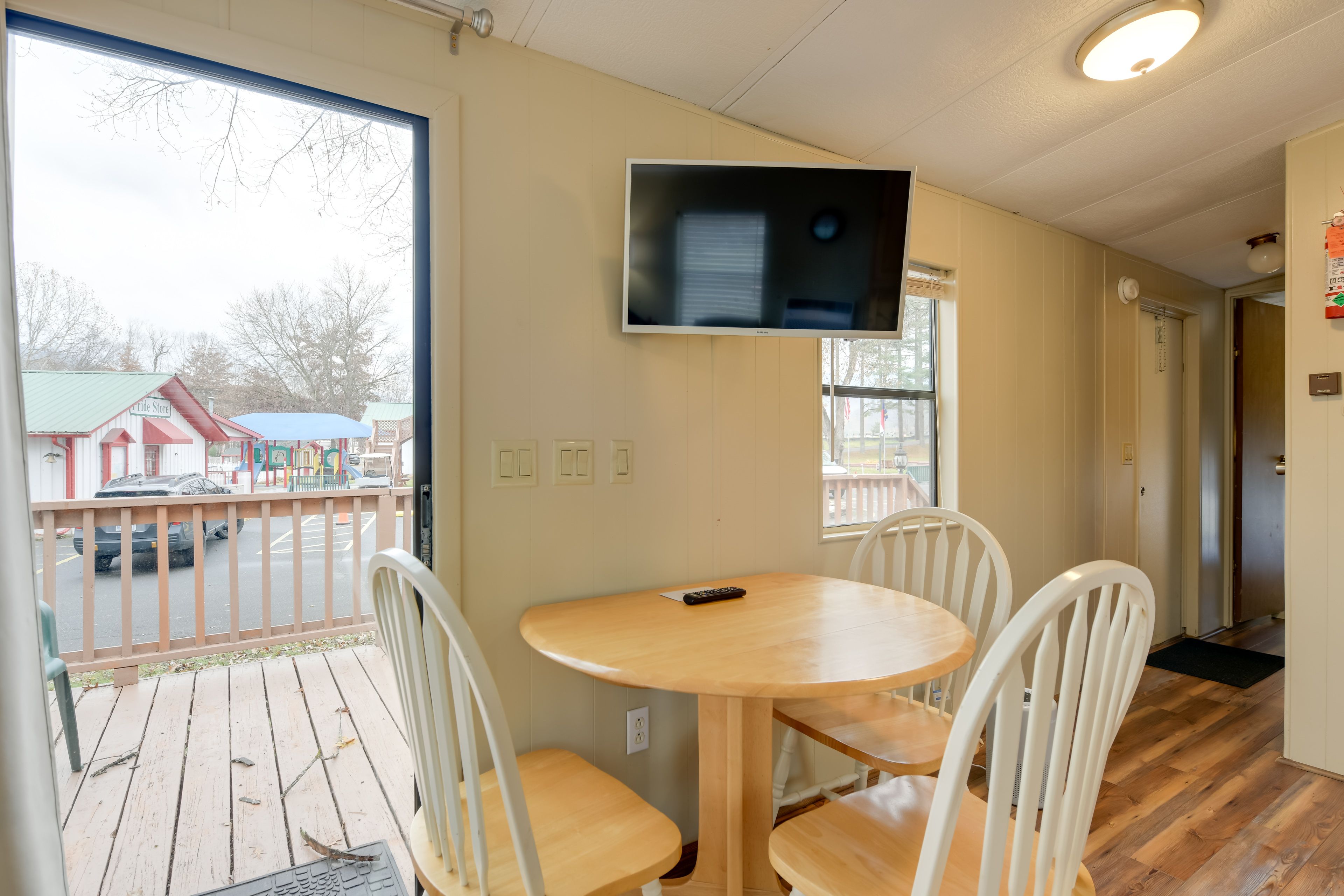 Dining Table | Dishware & Flatware