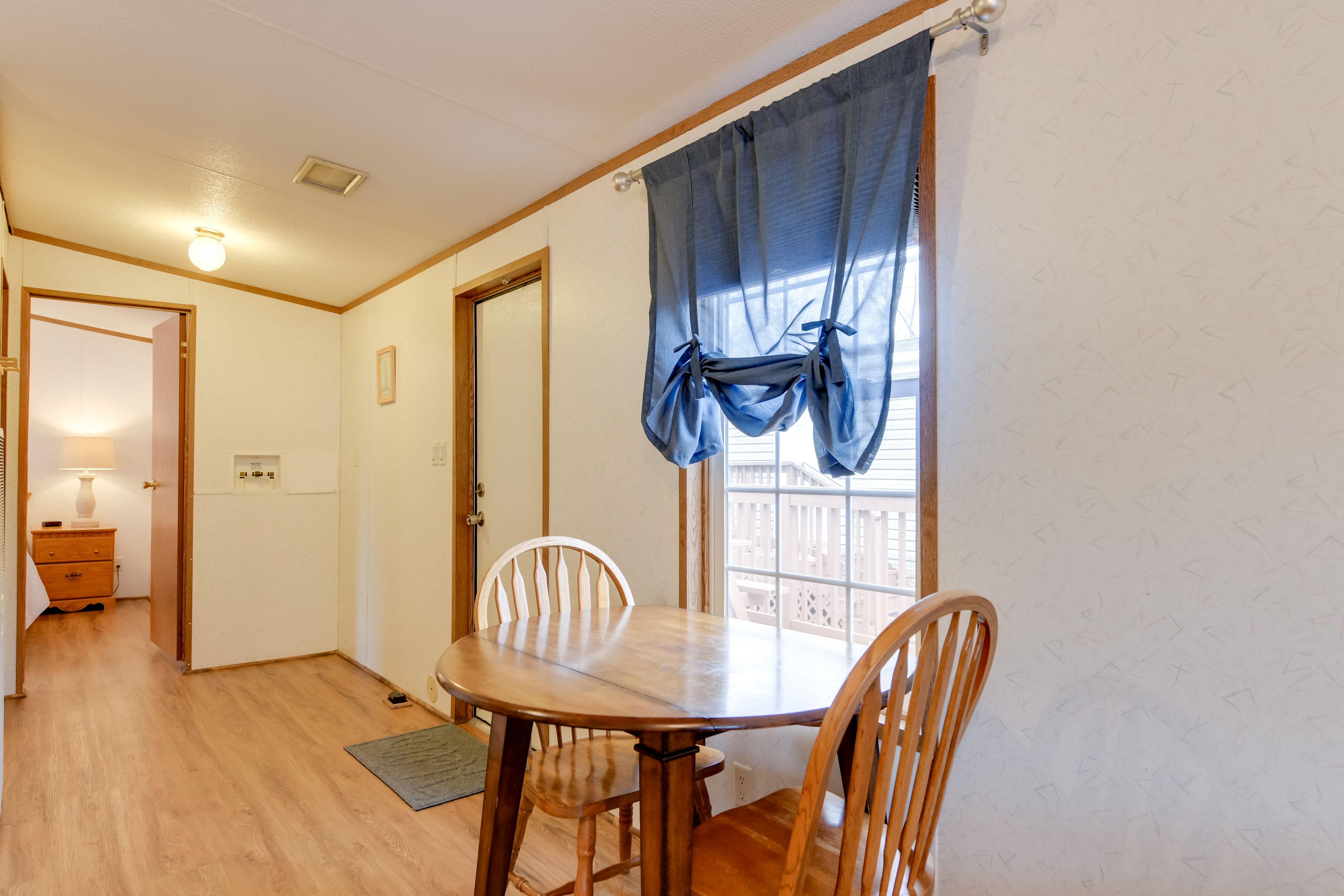 Dining Table | Dishware & Flatware