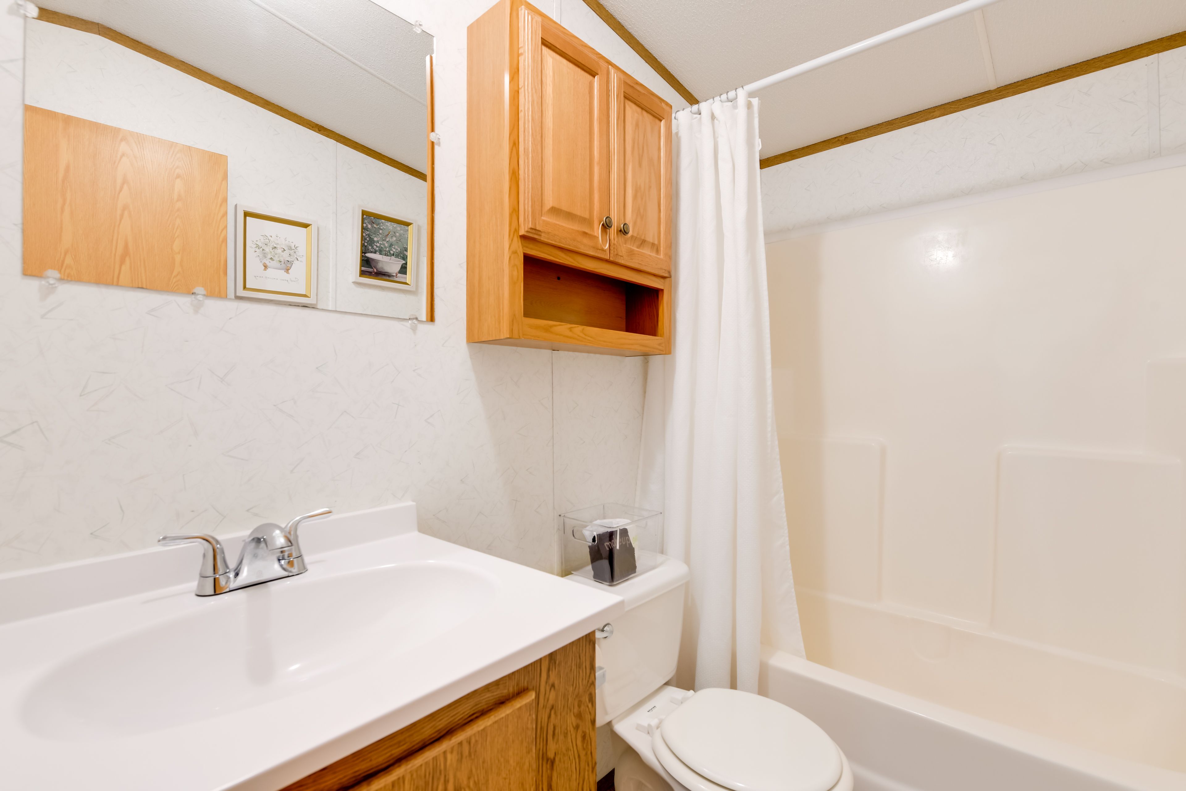 Full Bathroom | Towels Provided