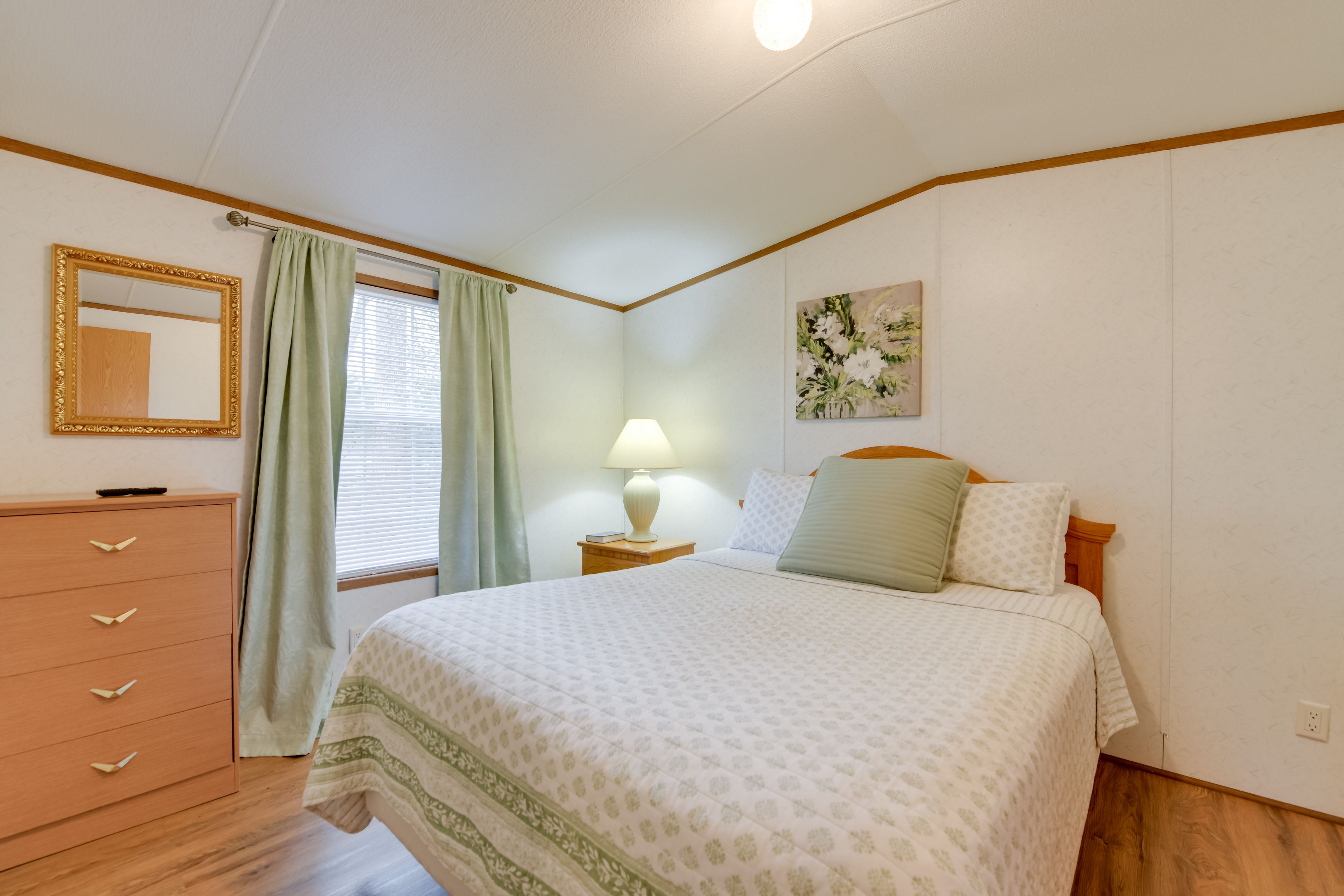 Bedroom | Queen Bed | Linens Provided