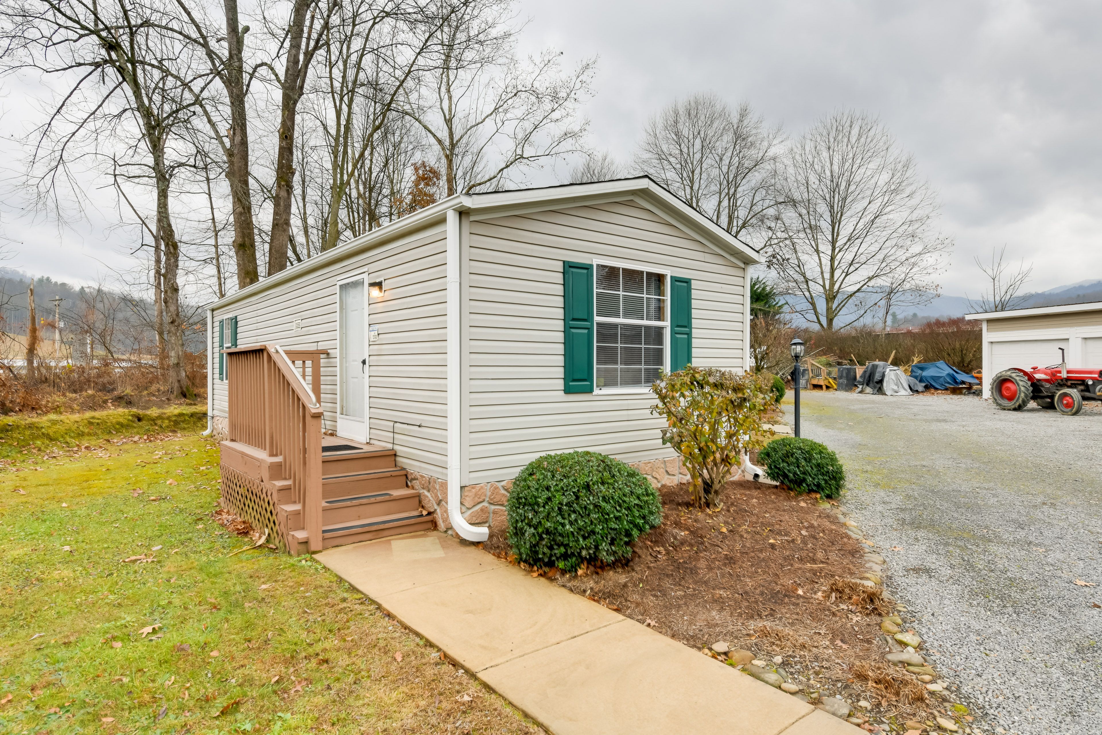 Parking | Driveway (1 Vehicle) | Overflow Parking Available