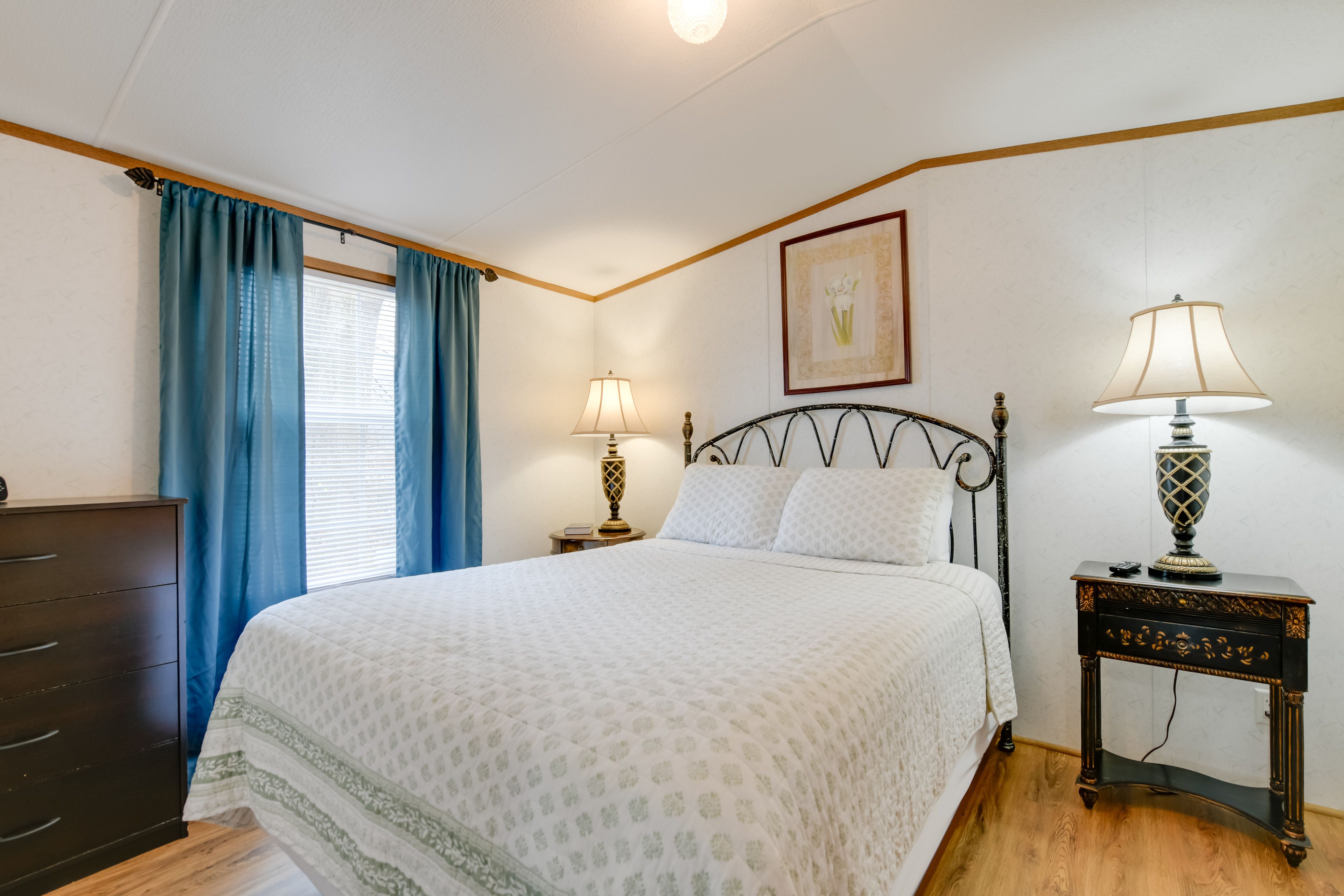 Bedroom | Queen Bed | Linens